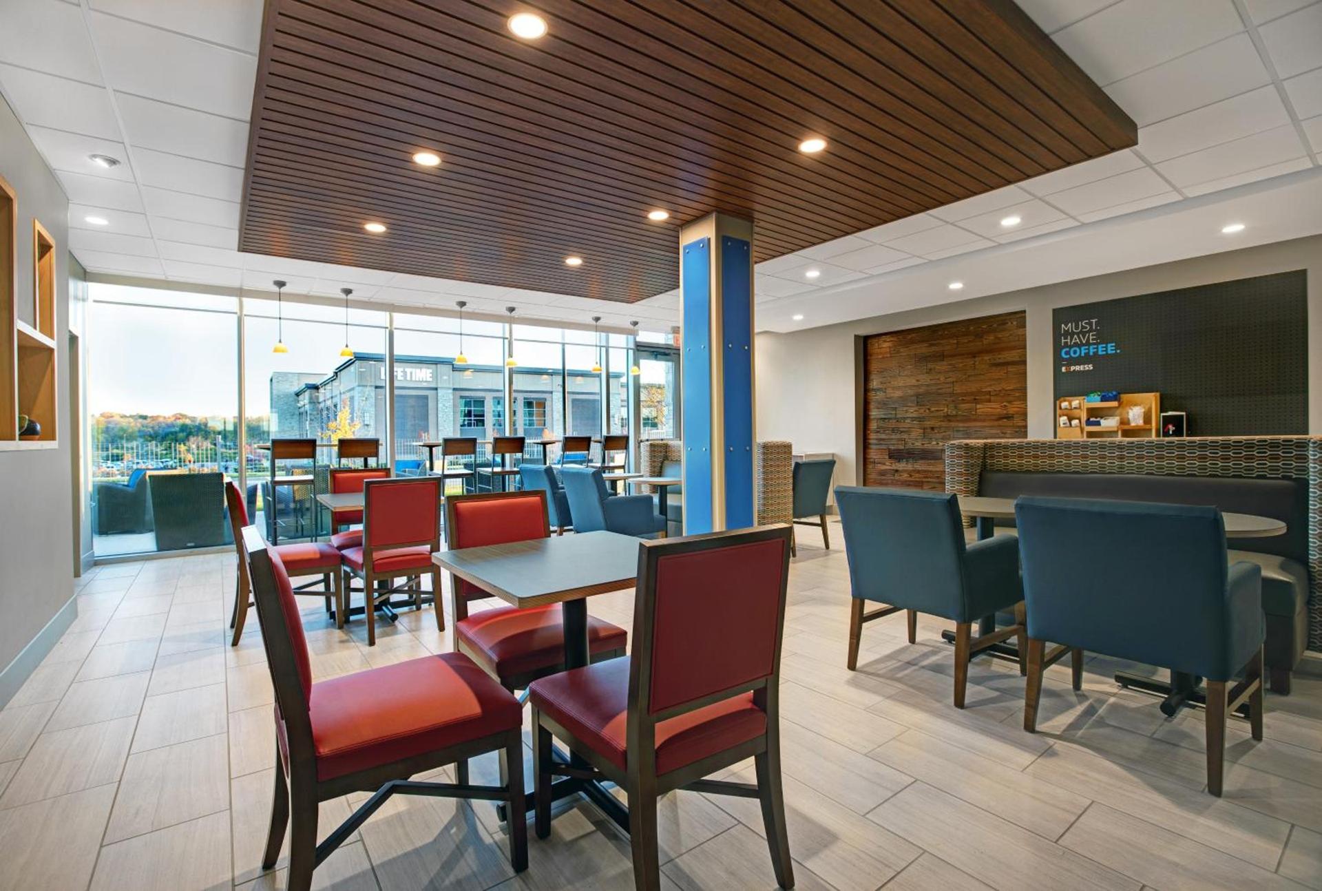 Holiday Inn Express & Suites - Milwaukee - Brookfield by IHG photo 7