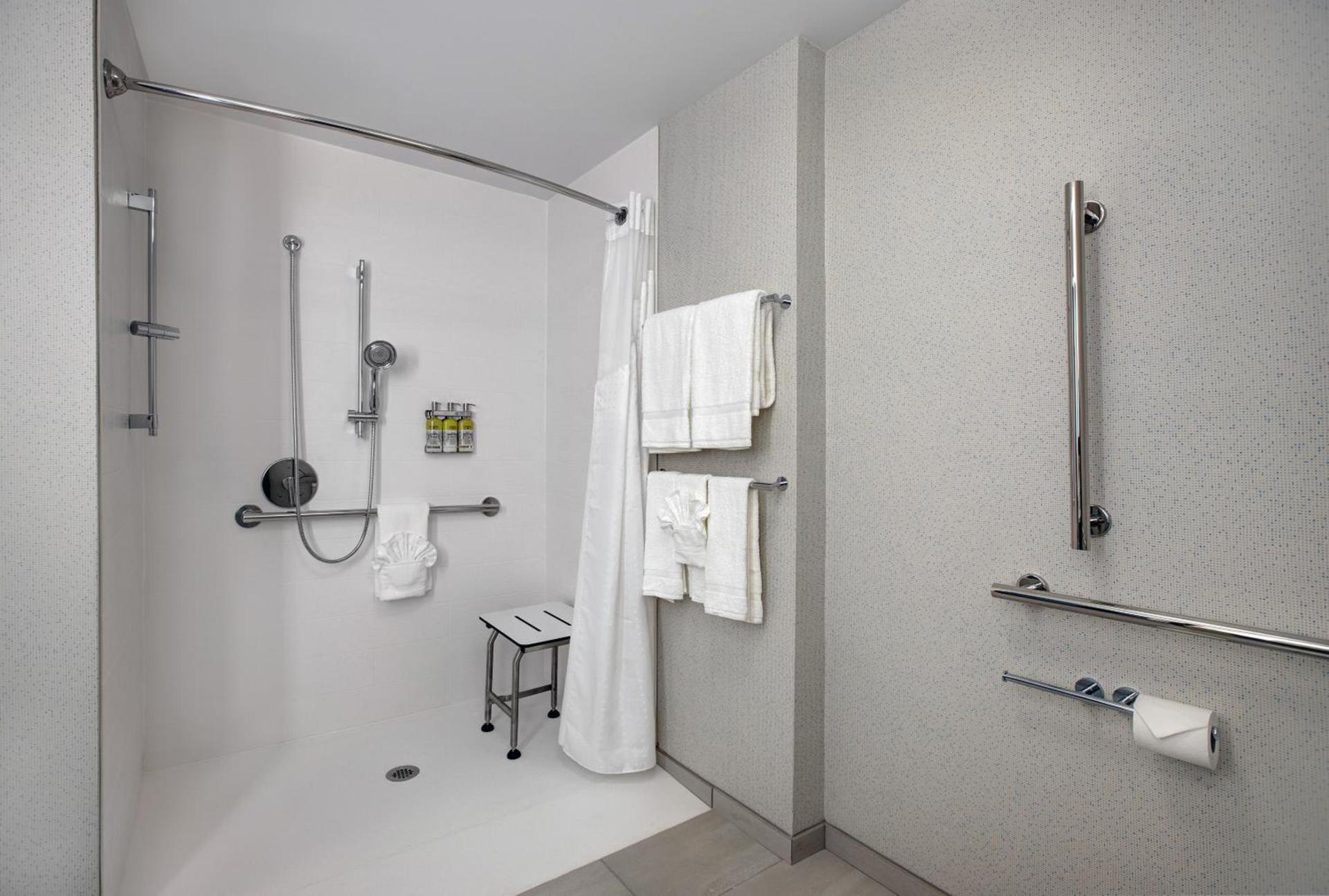 Holiday Inn Express & Suites - Milwaukee - Brookfield by IHG photo 43