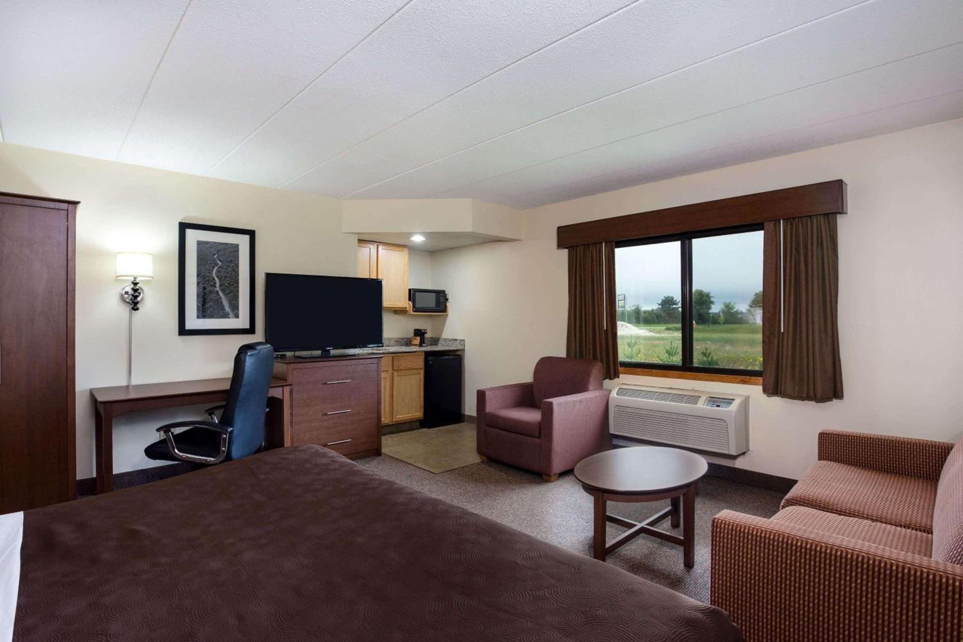 AmericInn by Wyndham Tomah photo 7