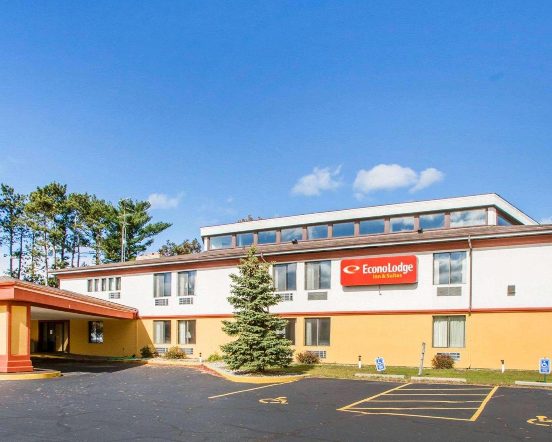 Ramada by Wyndham Stevens Point photo 1