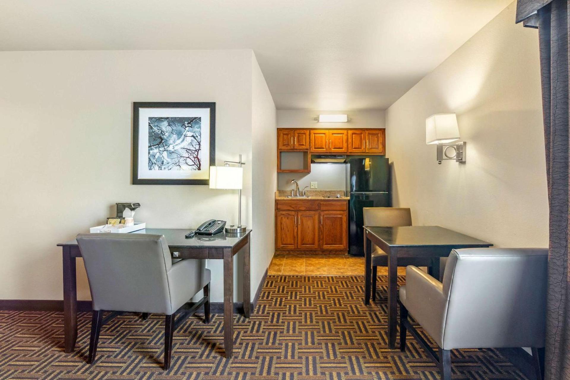 Legend Hotel Minot photo 17