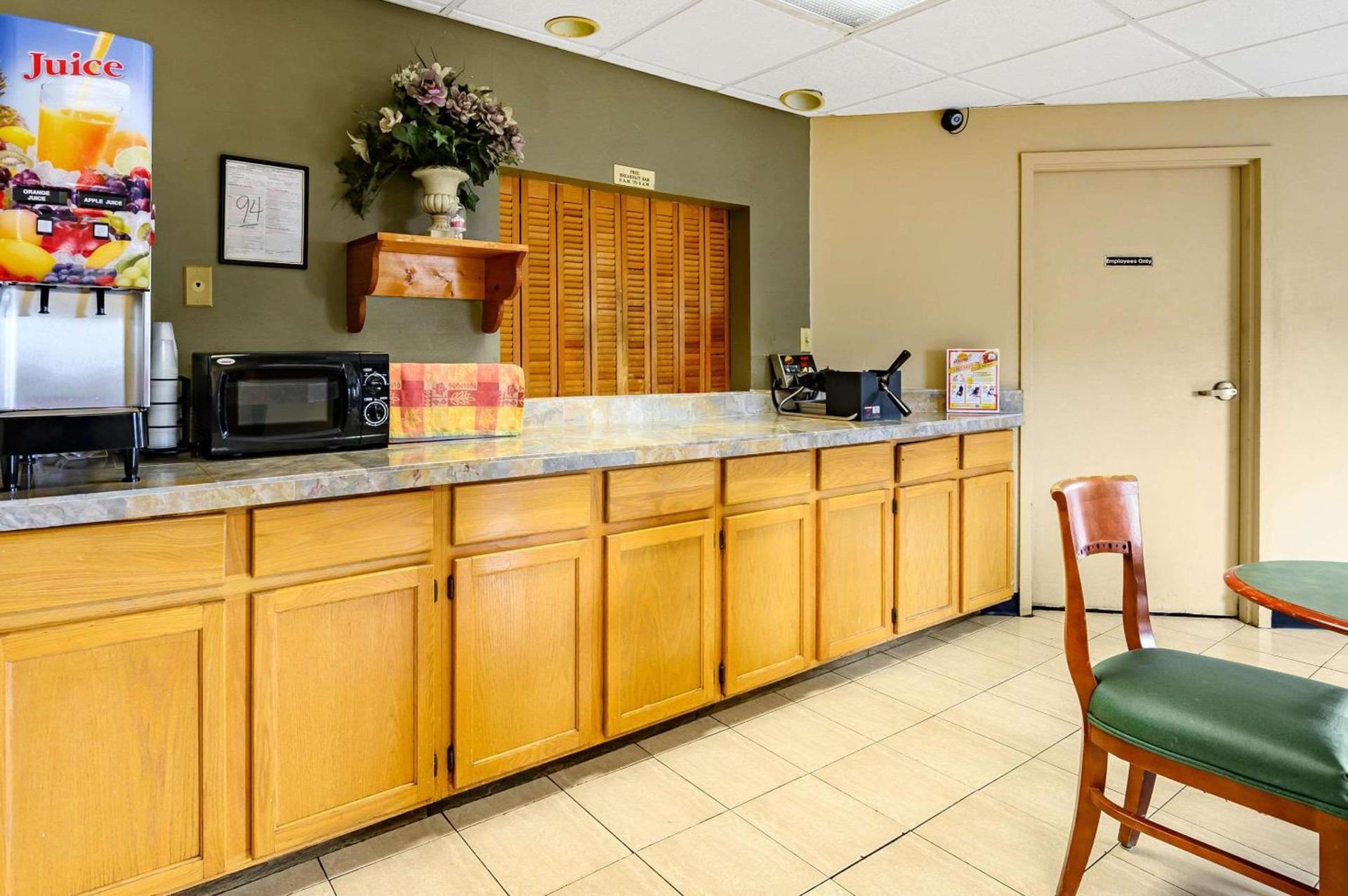 Econo Lodge Athens I-65 photo 11