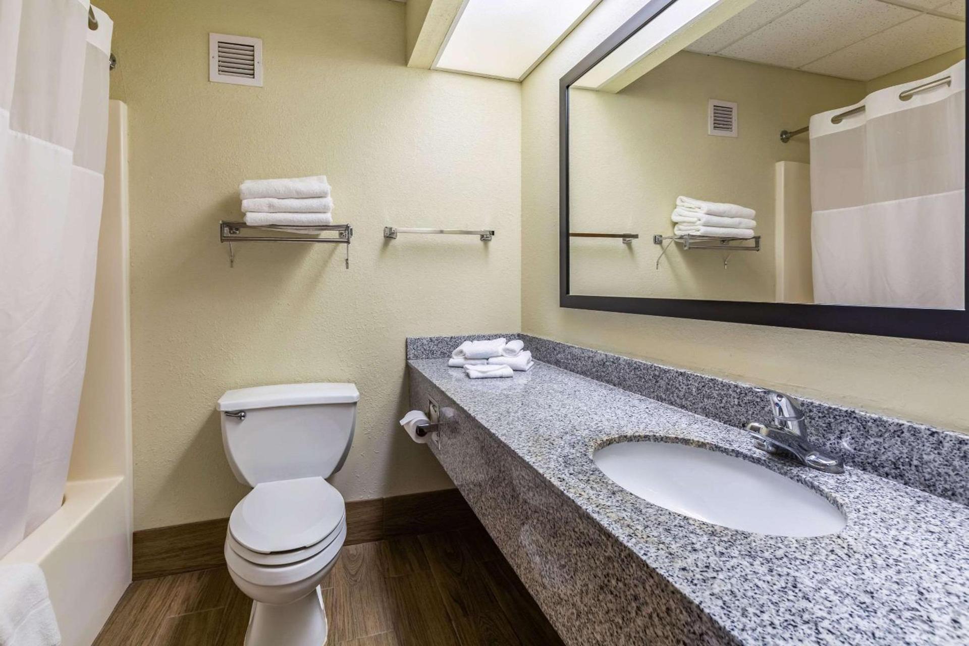 Quality Inn & Suites Southport photo 24