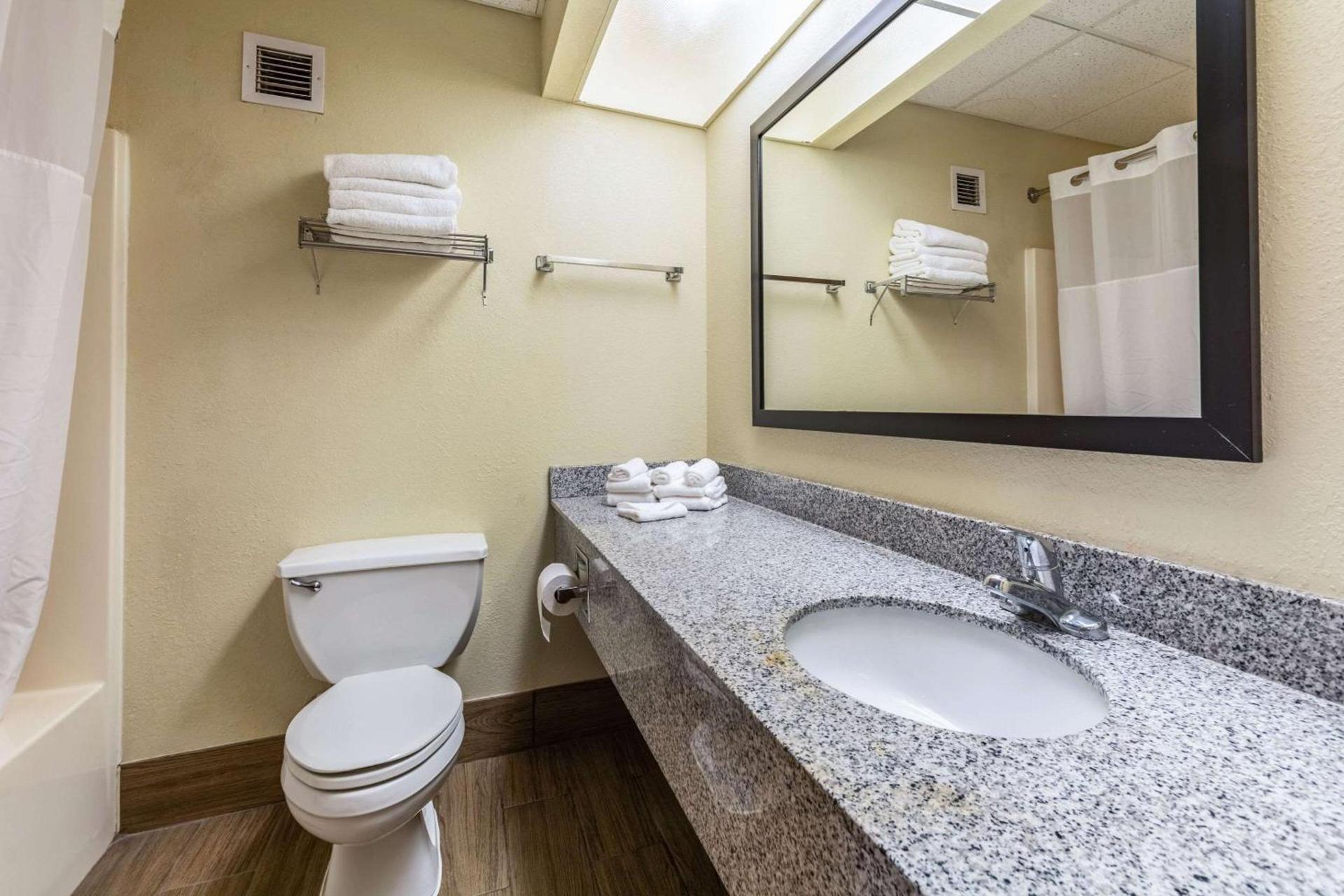Quality Inn & Suites Southport photo 25