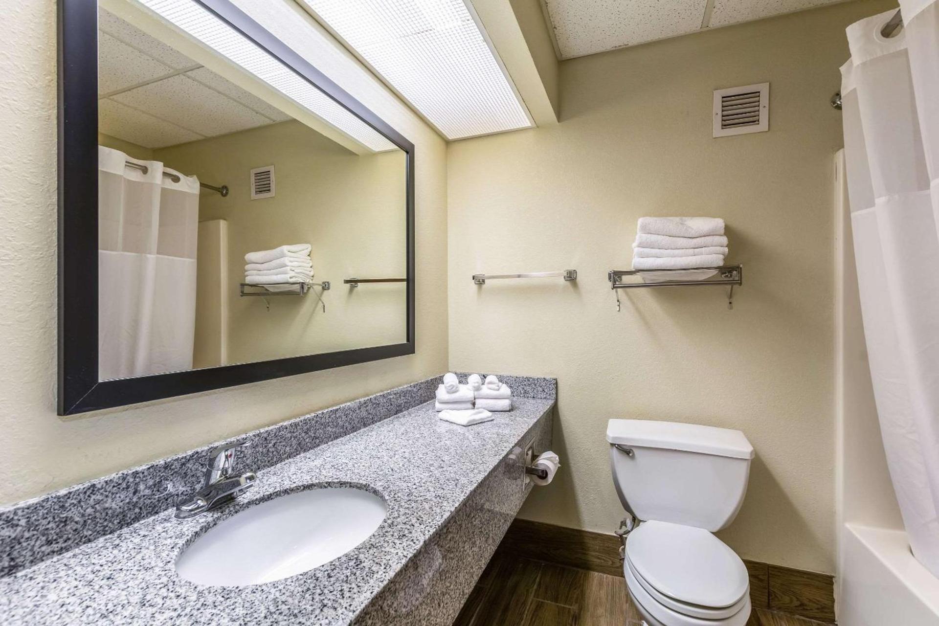 Quality Inn & Suites Southport photo 26