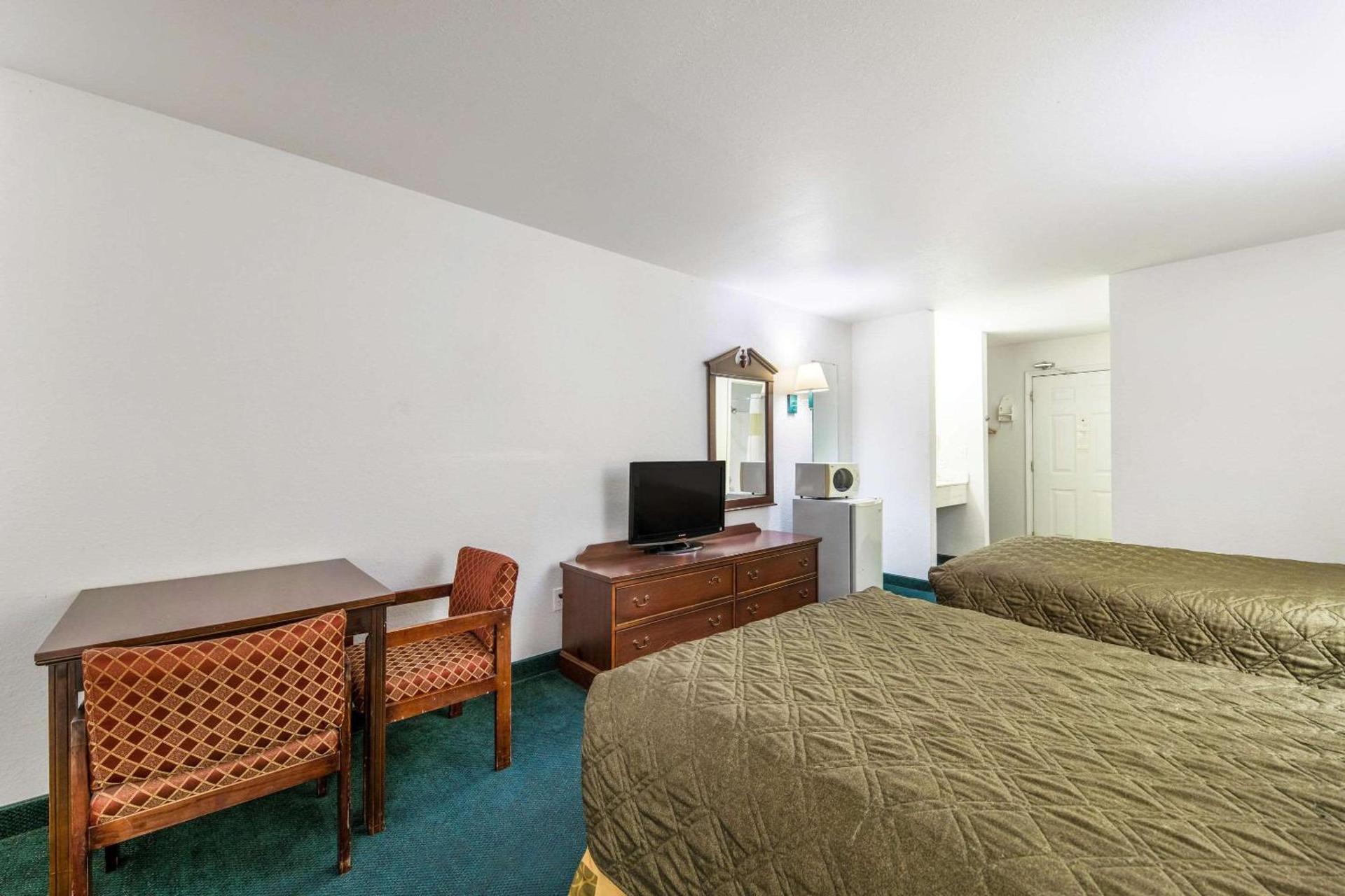 Rodeway Inn Decatur photo 9