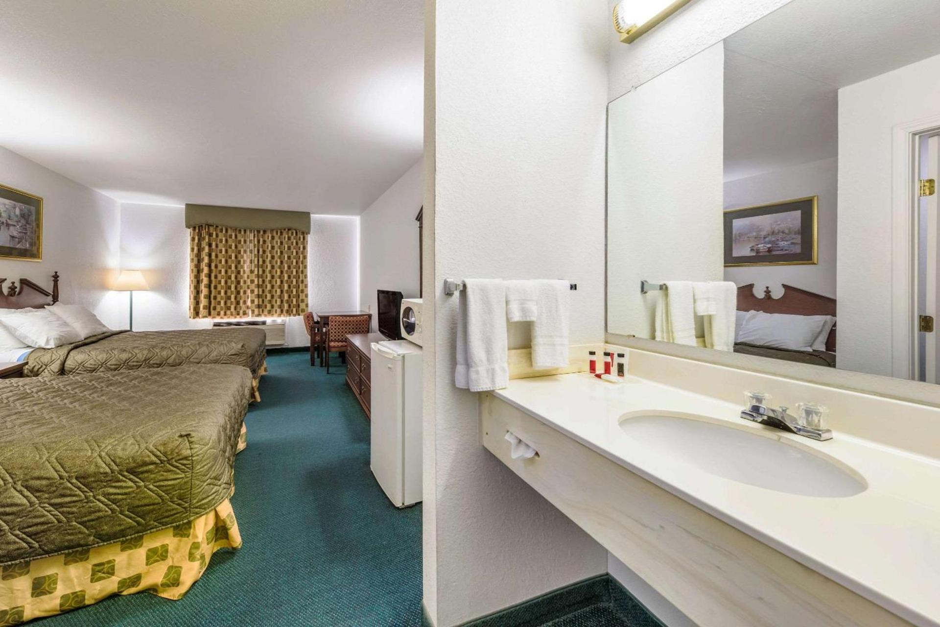 Rodeway Inn Decatur photo 8