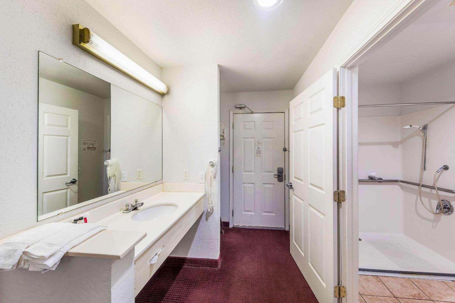 Rodeway Inn Decatur photo 13