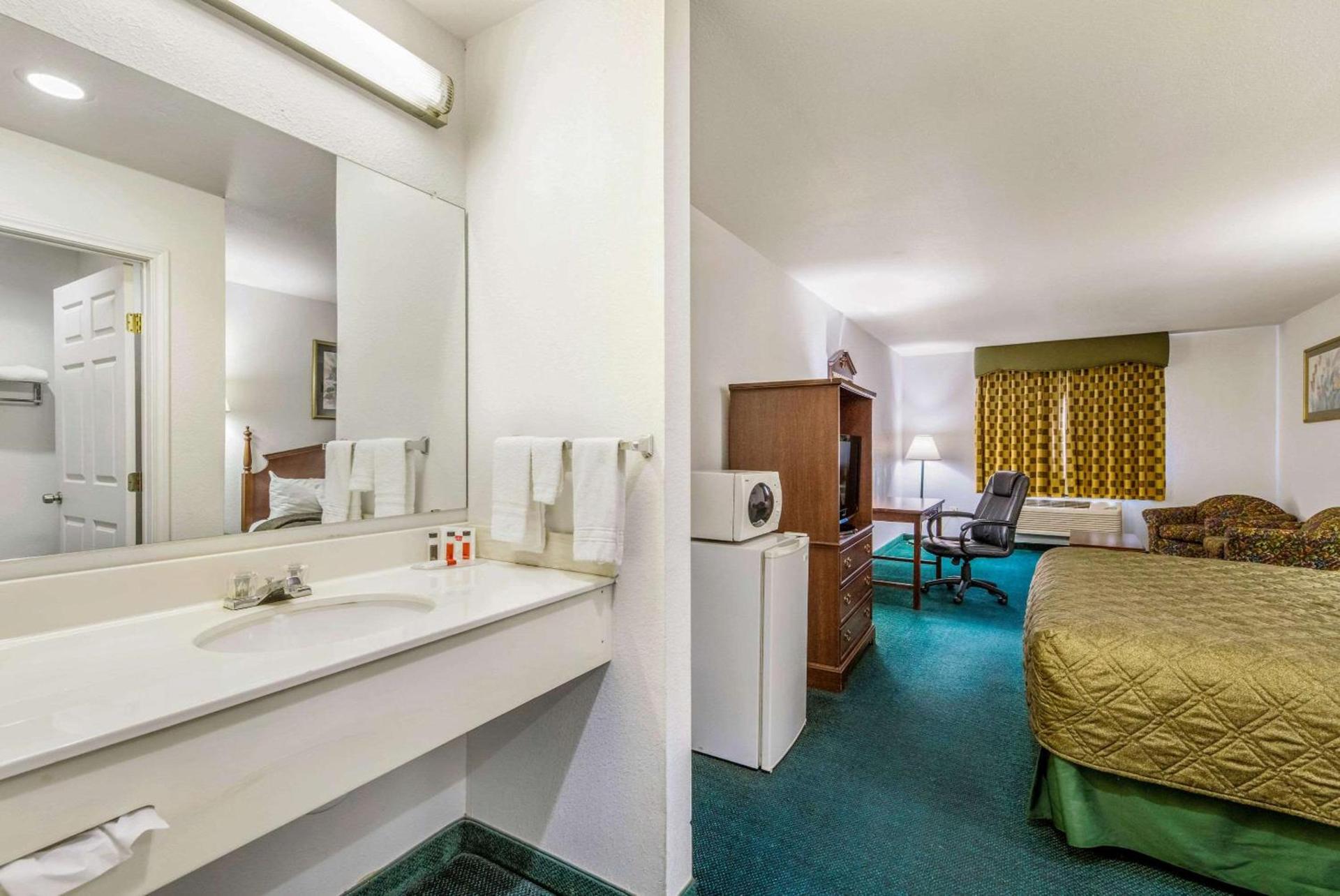 Rodeway Inn Decatur photo 16