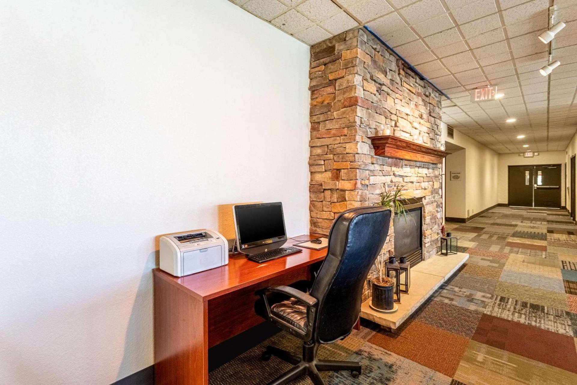 Econo Lodge photo 22