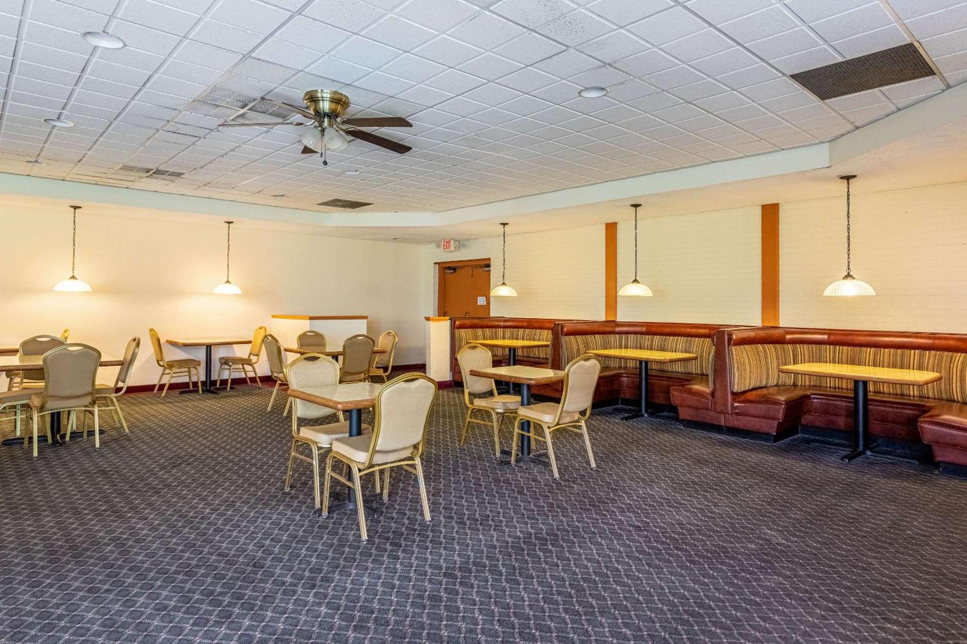 Econo Lodge photo 28