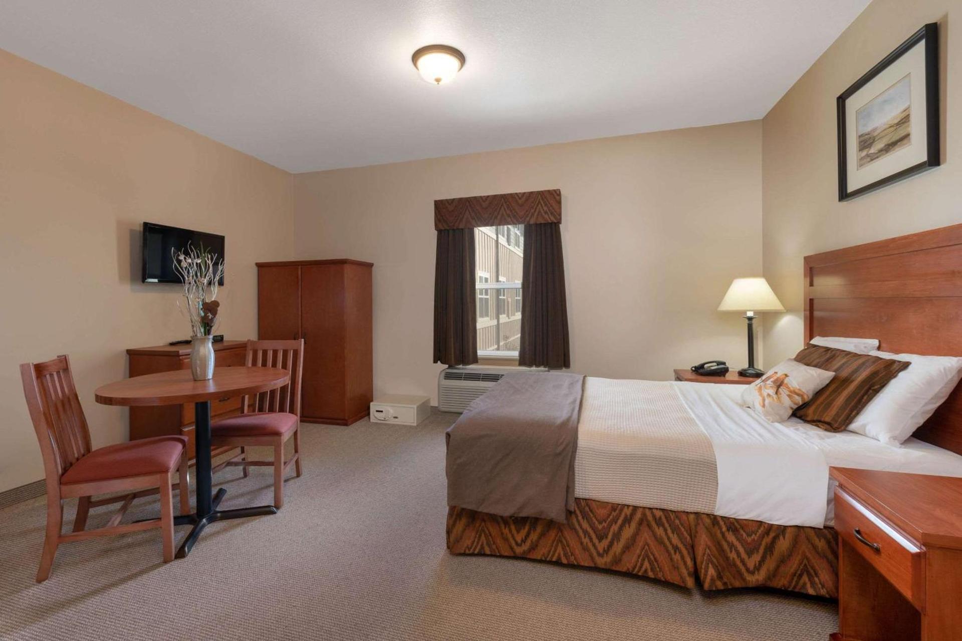 Clarion Hotel & Suites Williston photo 18