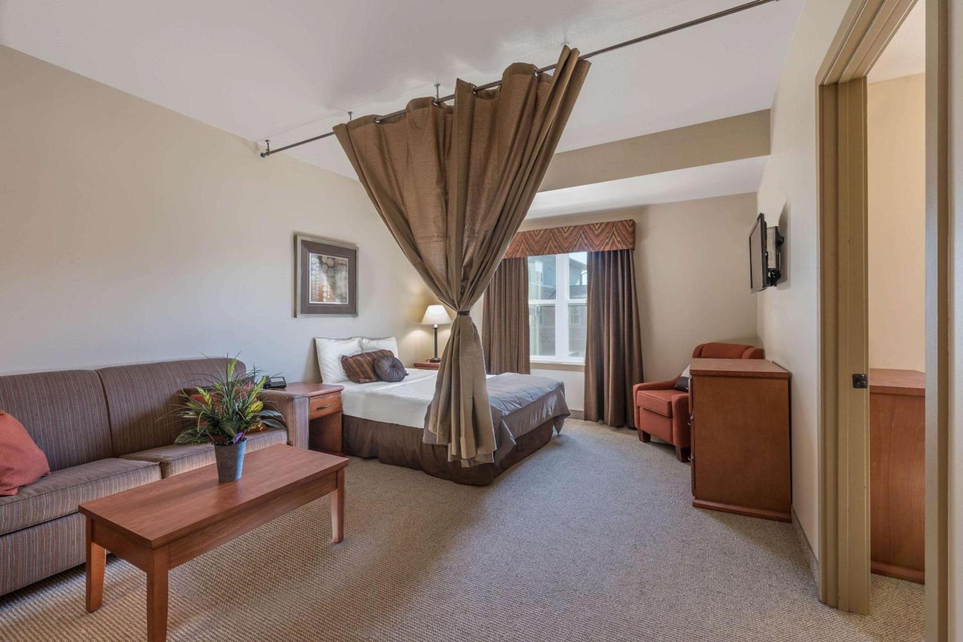 Clarion Hotel & Suites Williston photo 25