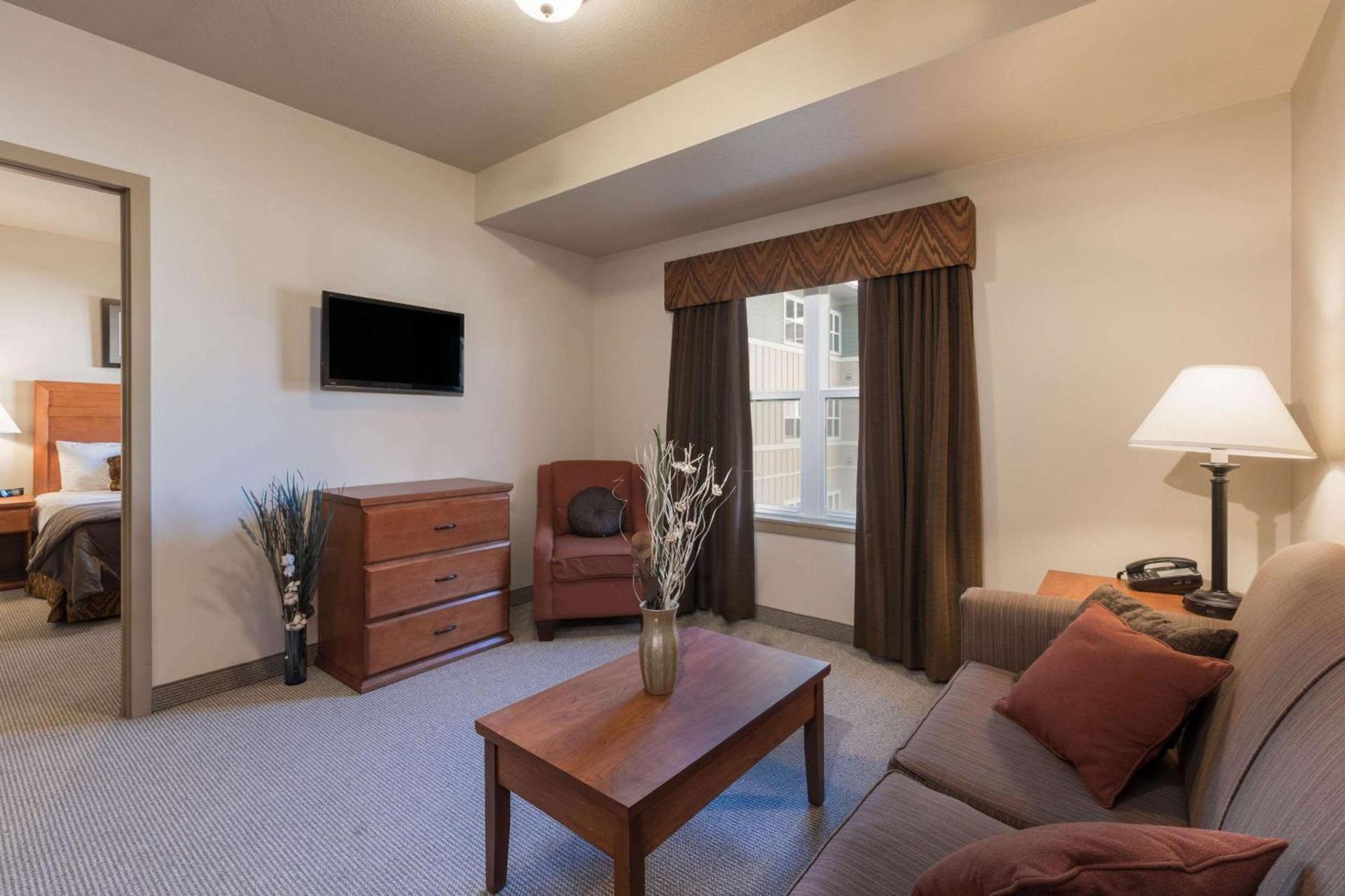 Clarion Hotel & Suites Williston photo 24