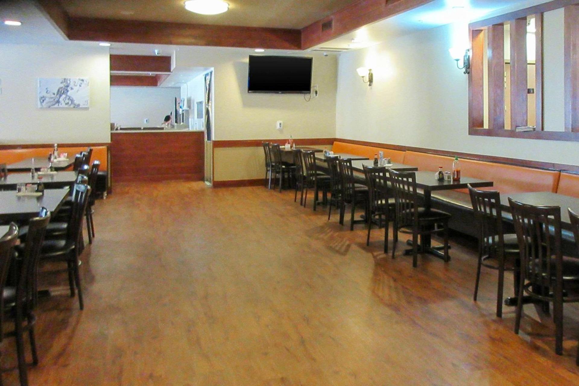 Clarion Hotel & Suites Williston photo 22