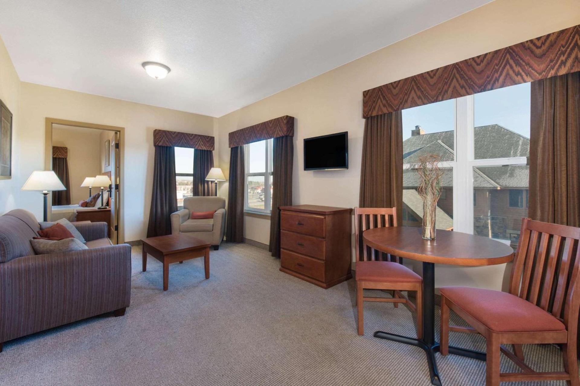 Clarion Hotel & Suites Williston photo 9