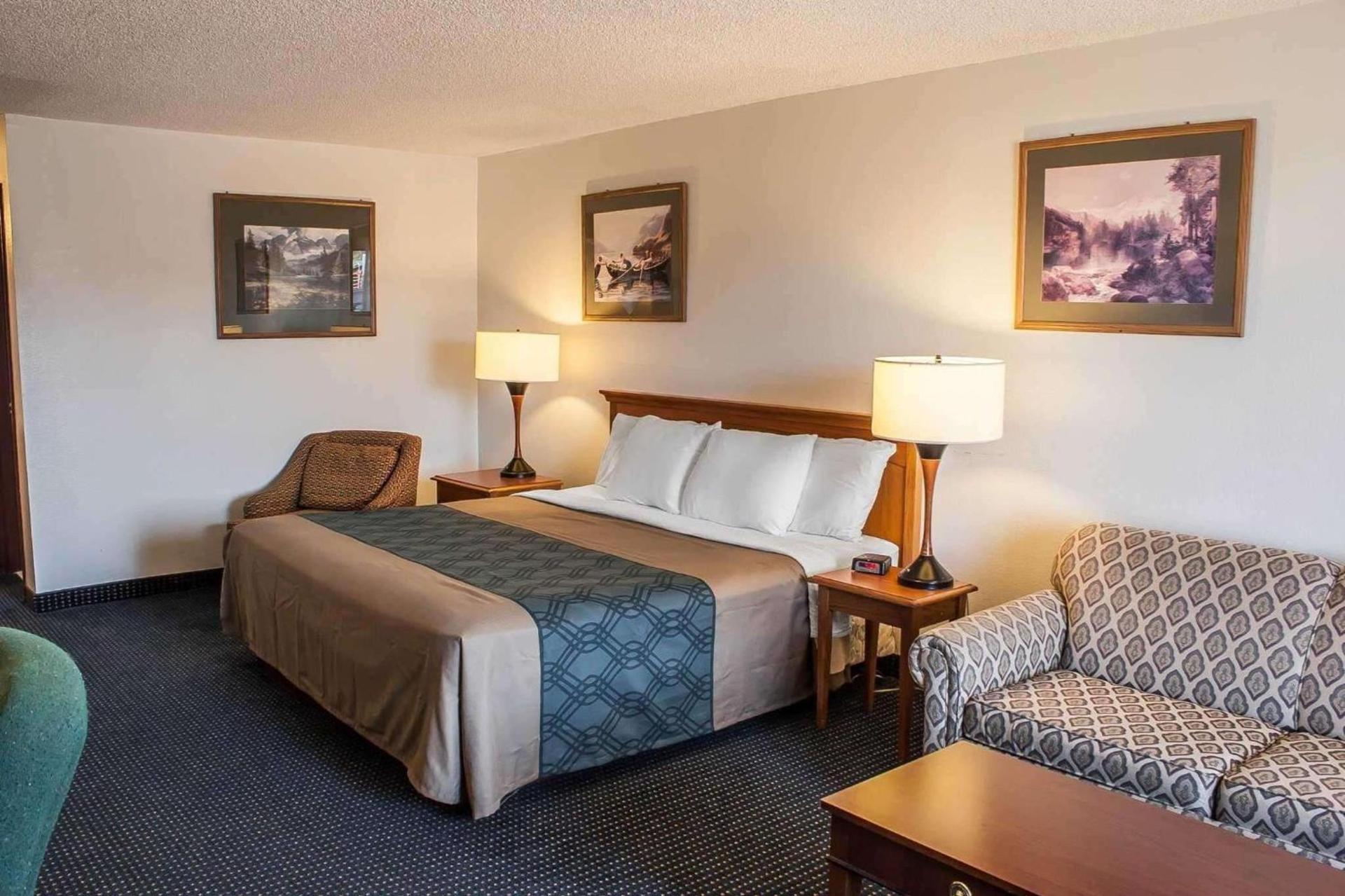 Econo Lodge Inn & Suites photo 41