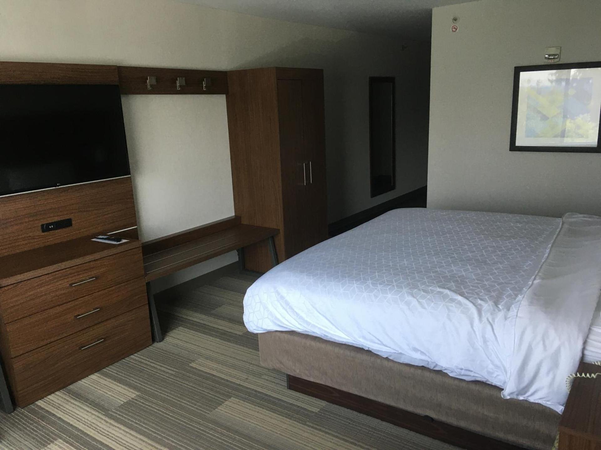 Holiday Inn Express & Suites Bethlehem Airport-Allentown Area photo 3