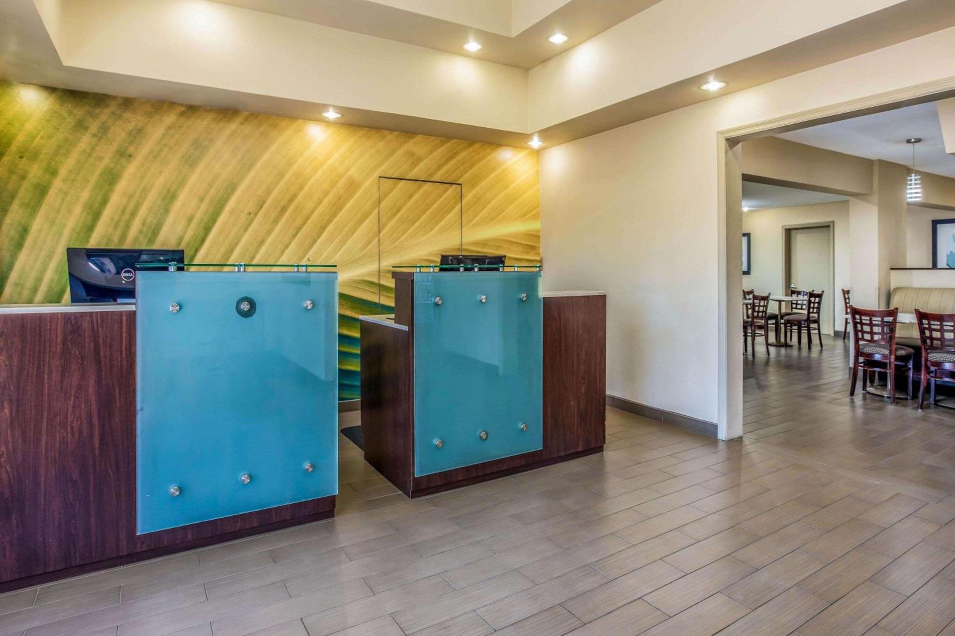 La Quinta by Wyndham Carlsbad - Legoland Area photo 16