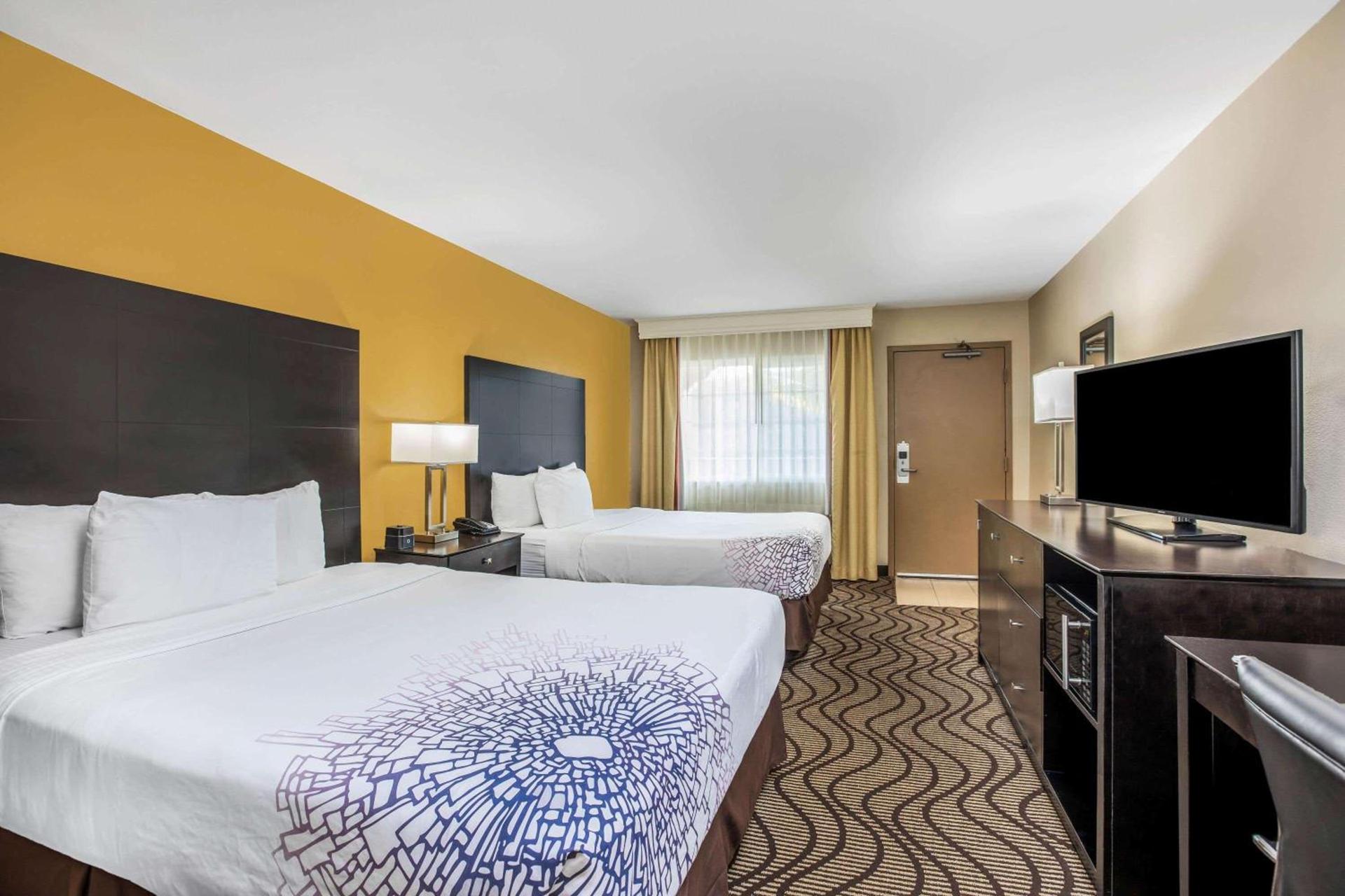 La Quinta by Wyndham Carlsbad - Legoland Area photo 18