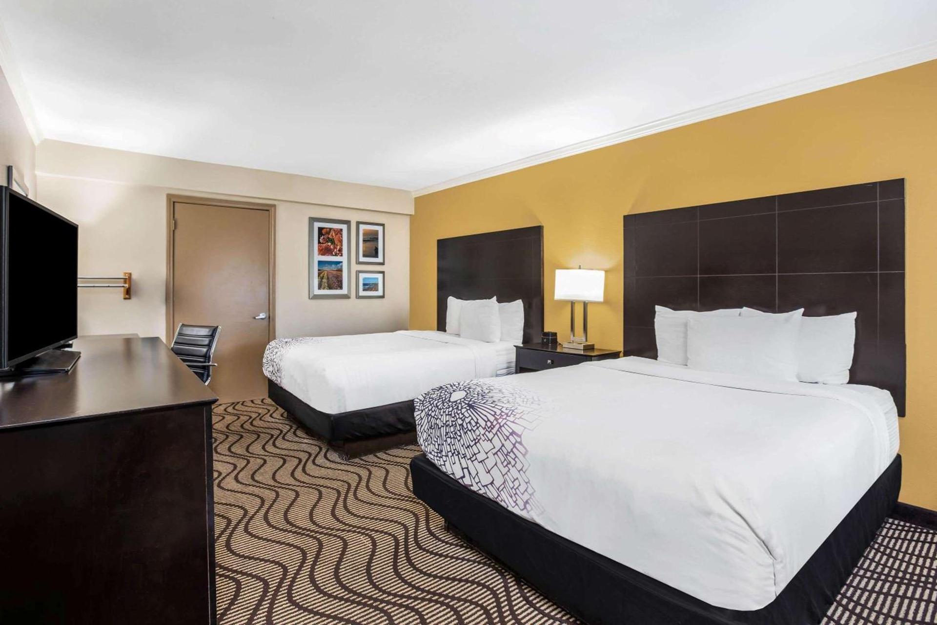 La Quinta by Wyndham Carlsbad - Legoland Area photo 23