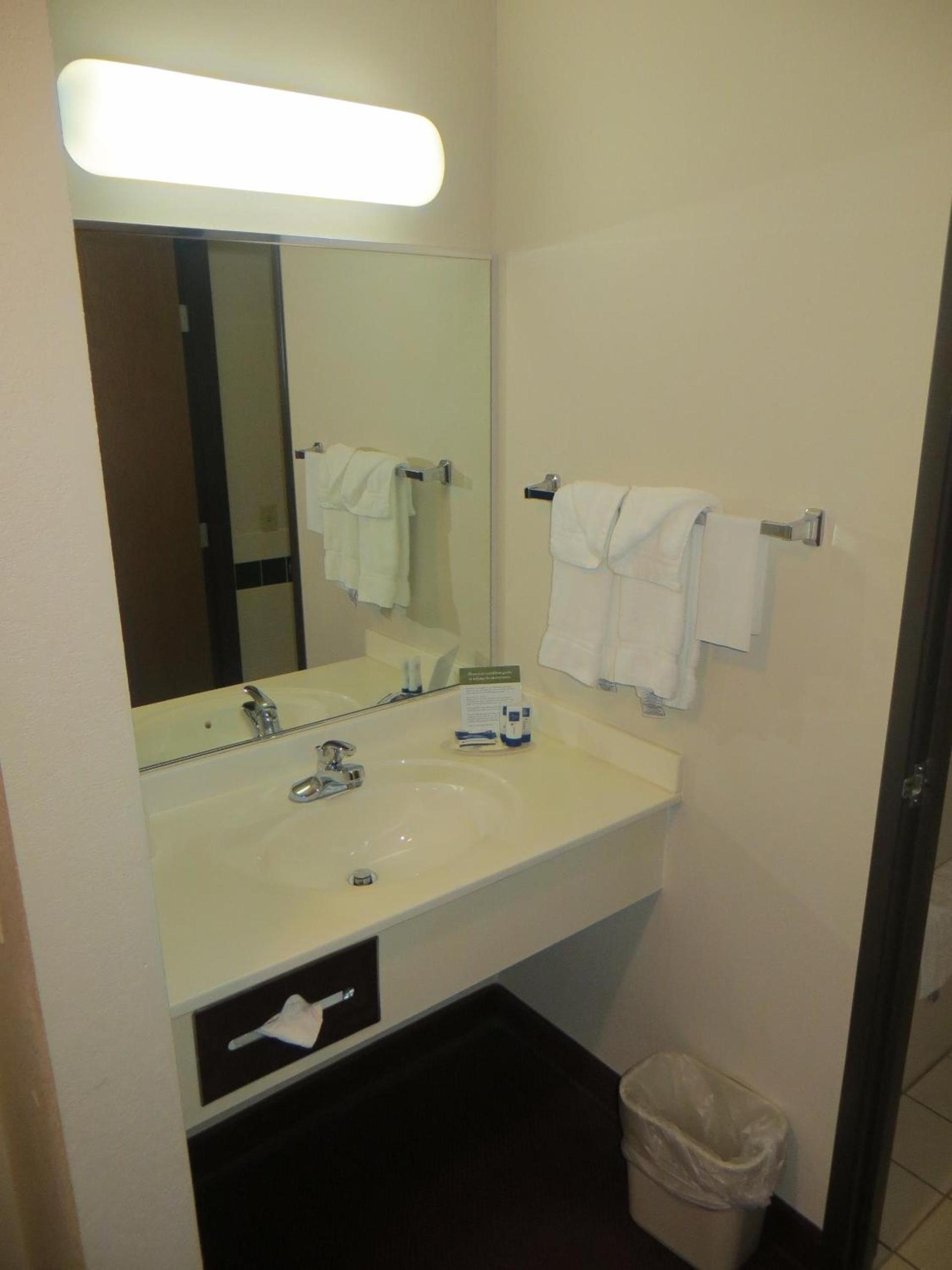 AmericInn by Wyndham Manitowoc photo 16