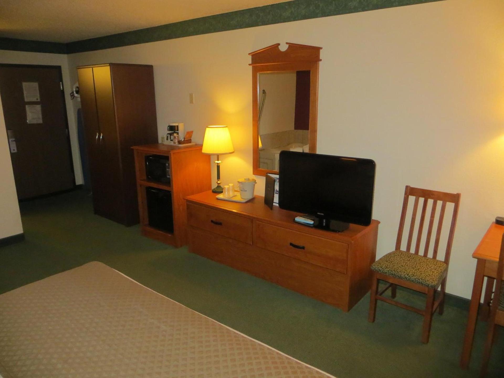 AmericInn by Wyndham Manitowoc photo 18