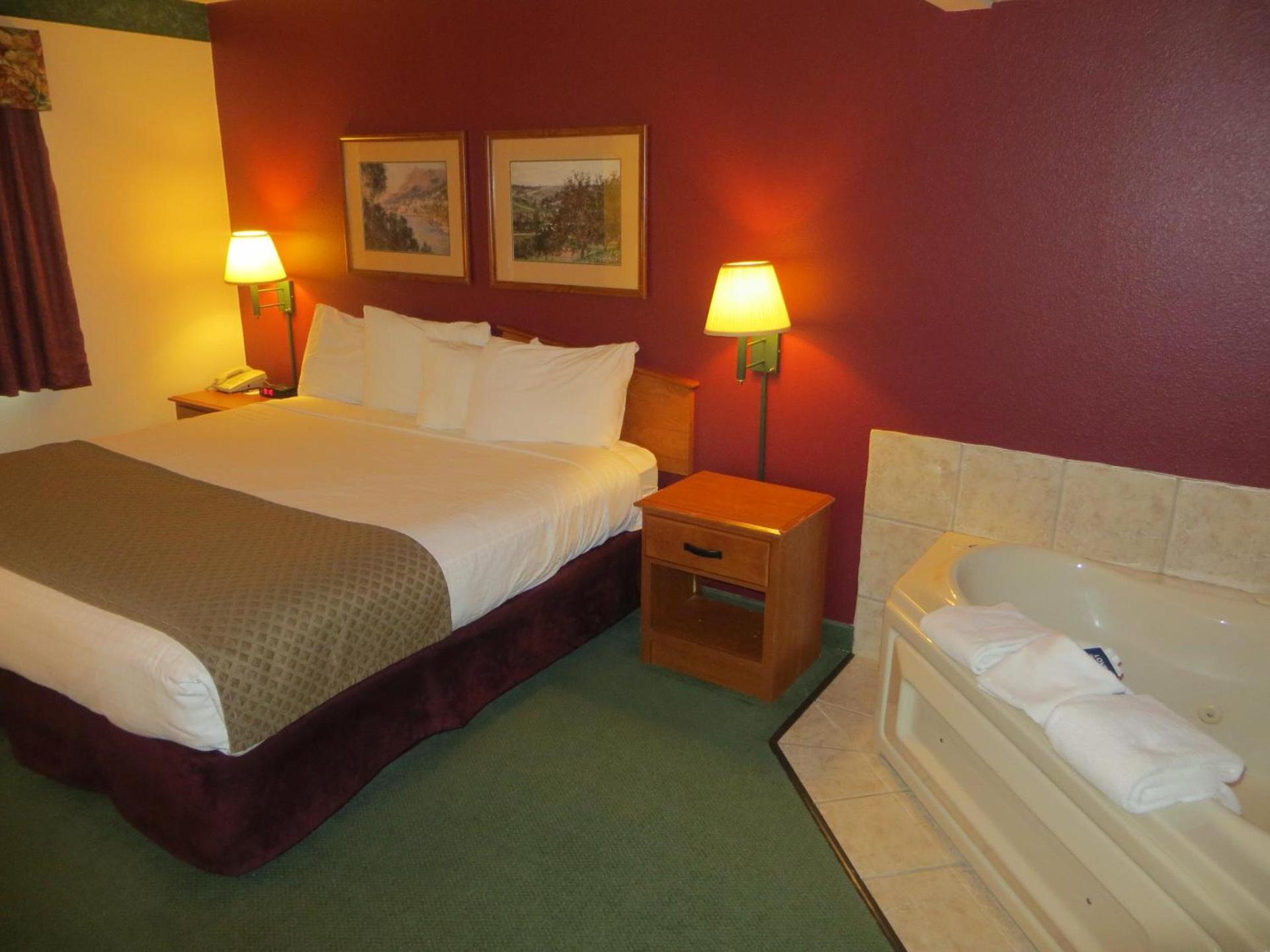 AmericInn by Wyndham Manitowoc photo 15