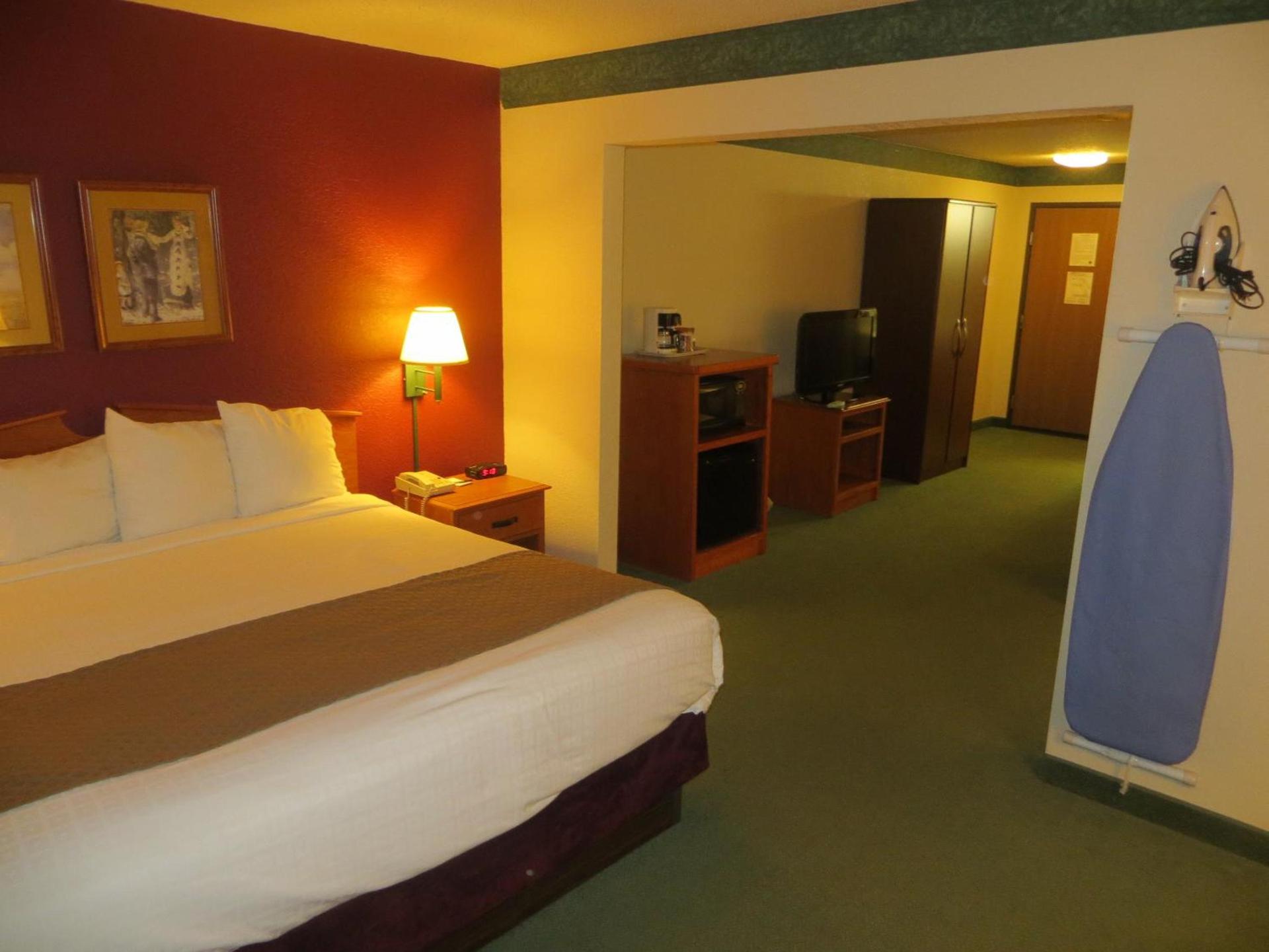 AmericInn by Wyndham Manitowoc photo 9