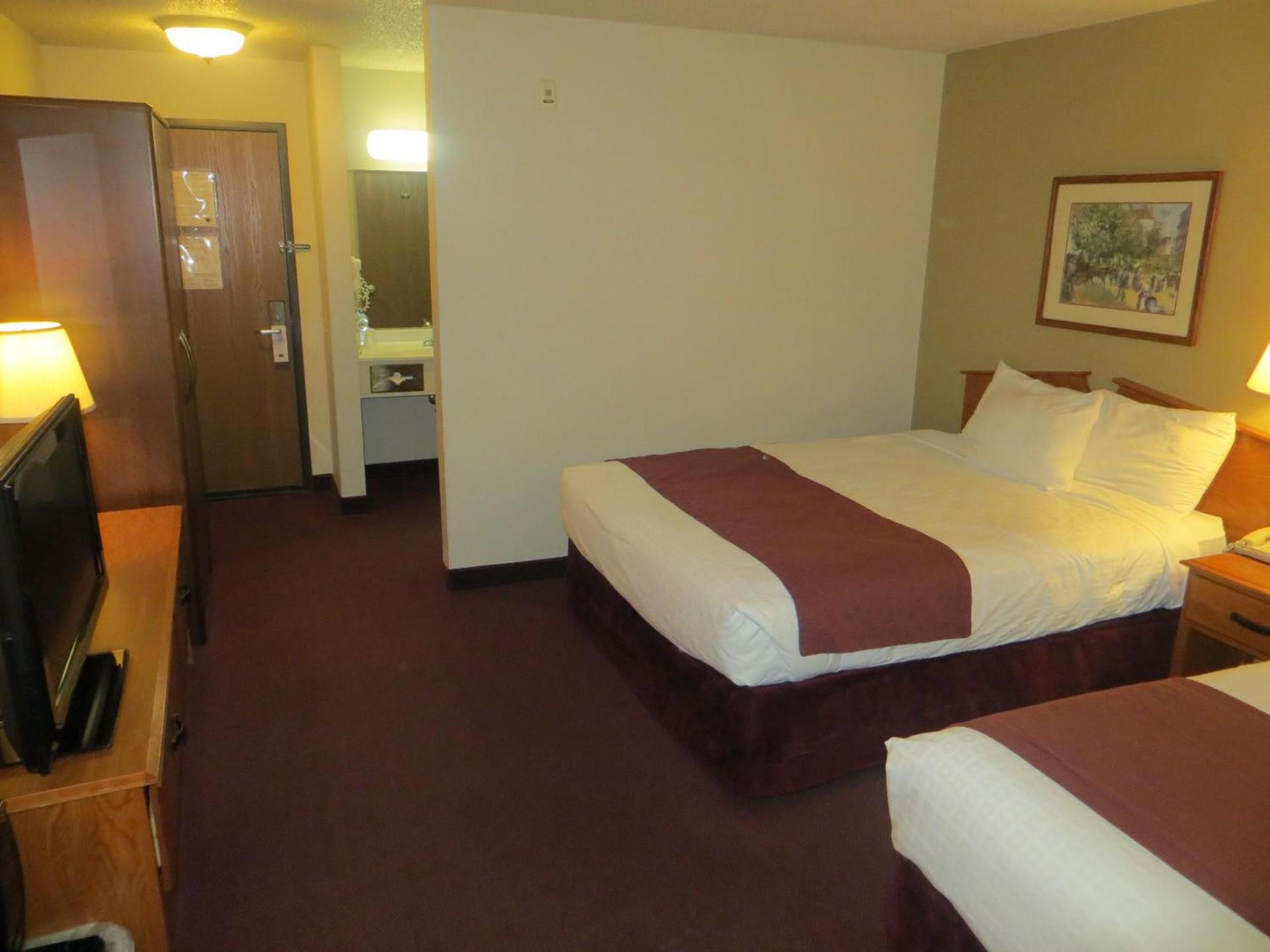 AmericInn by Wyndham Manitowoc photo 11
