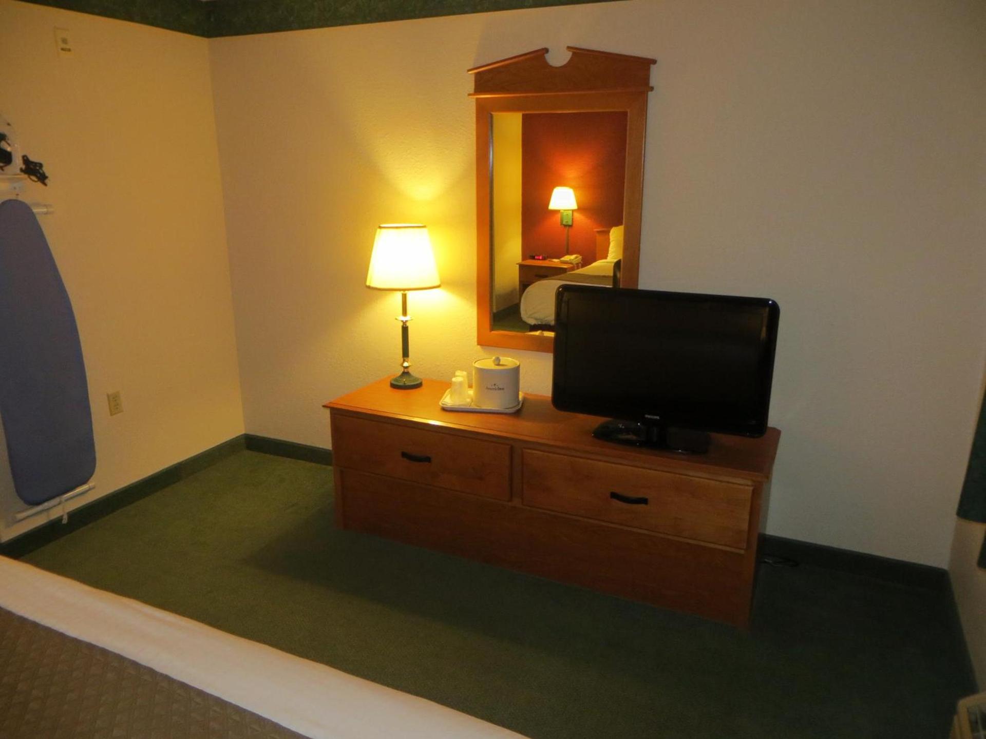 AmericInn by Wyndham Manitowoc photo 19