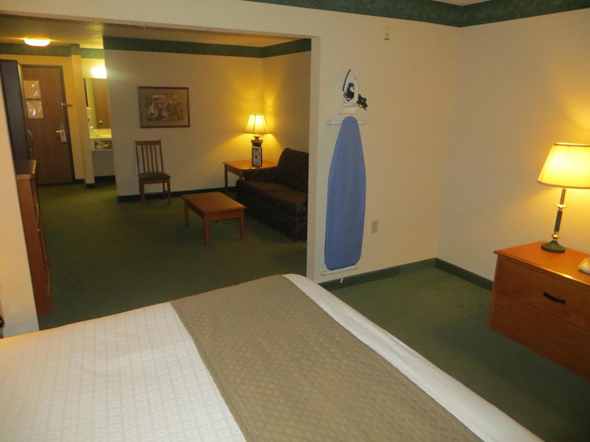 AmericInn by Wyndham Manitowoc photo 7