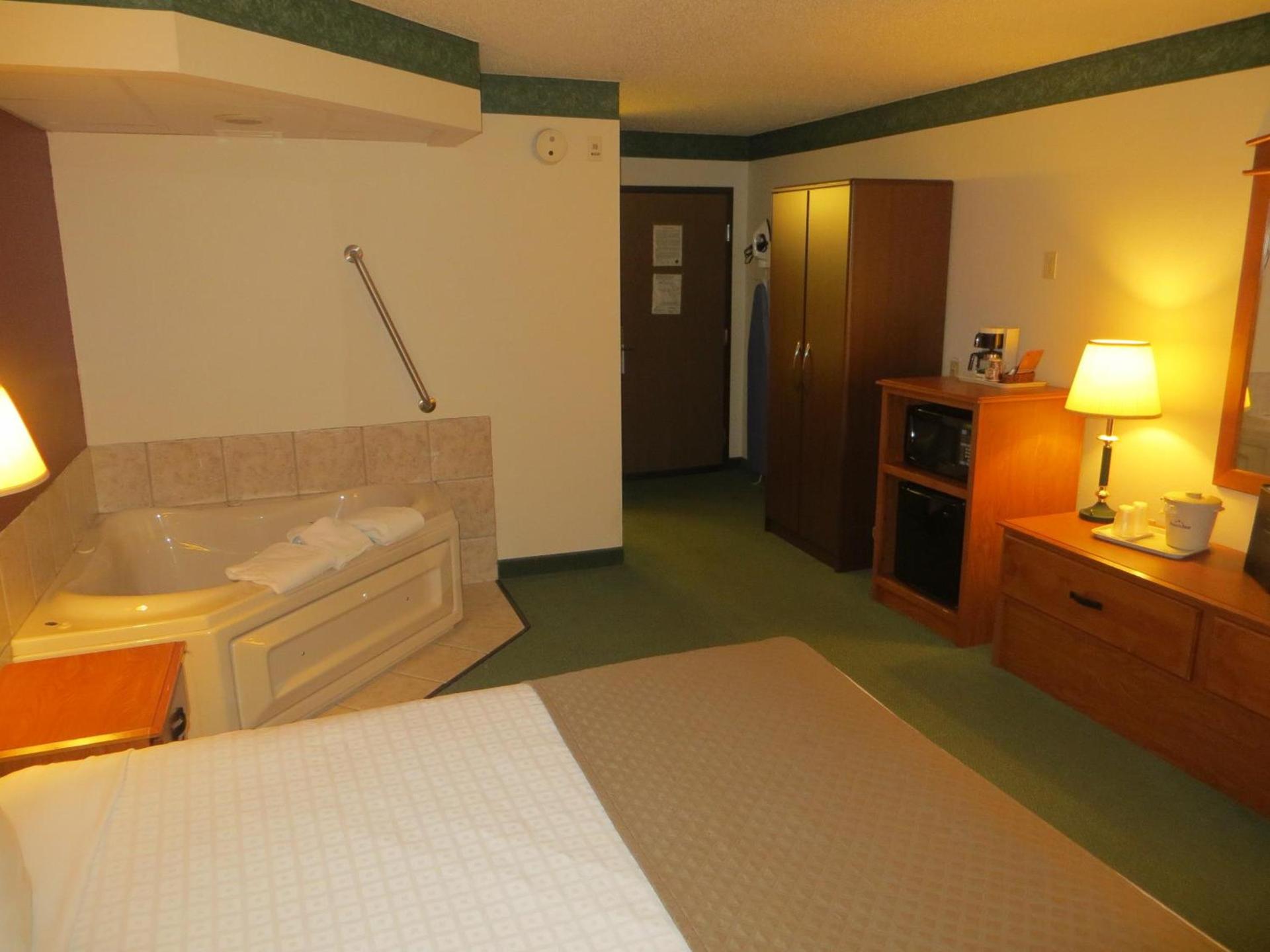 AmericInn by Wyndham Manitowoc photo 12