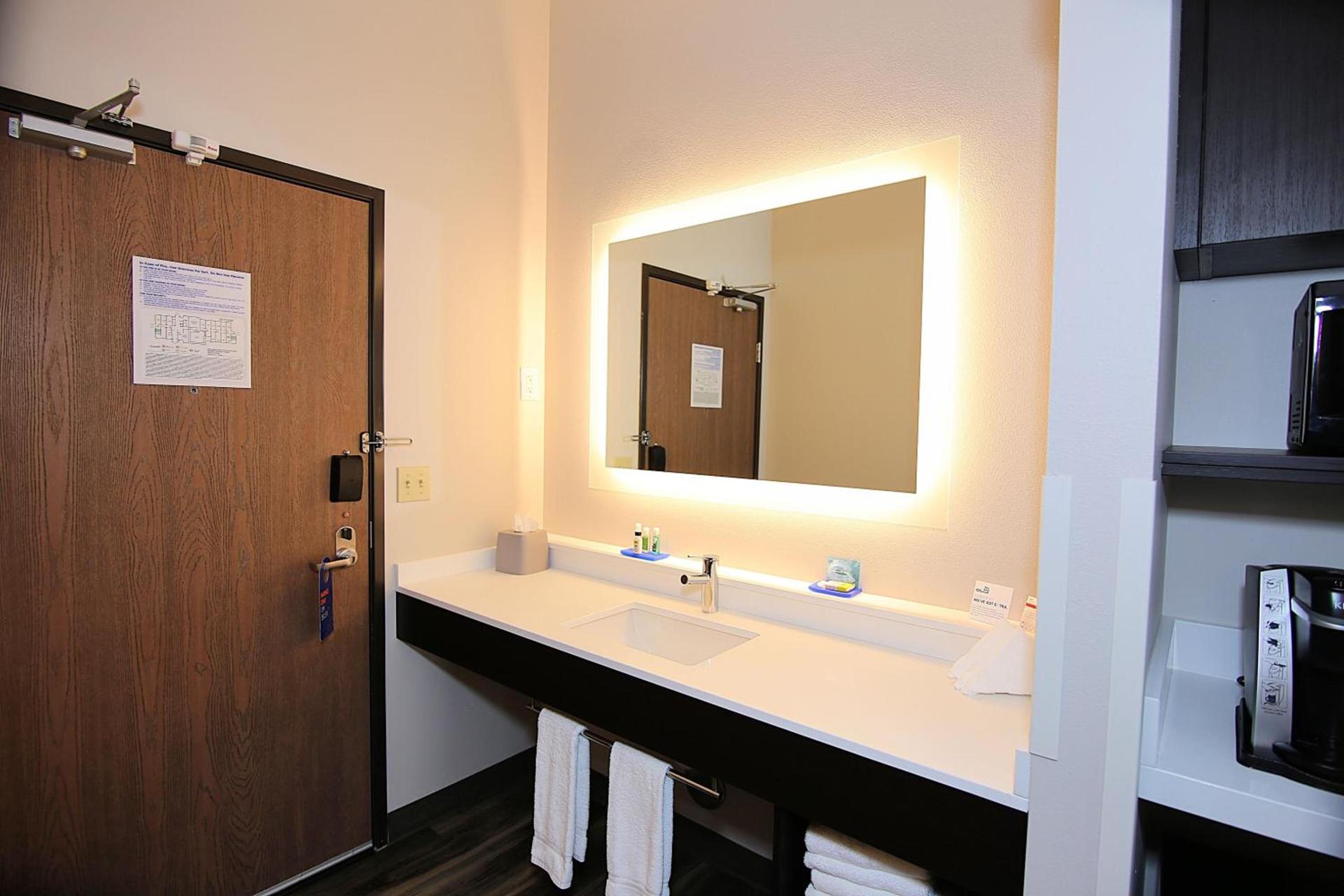 Holiday Inn Express Hotel & Suites Ashland by IHG photo 43