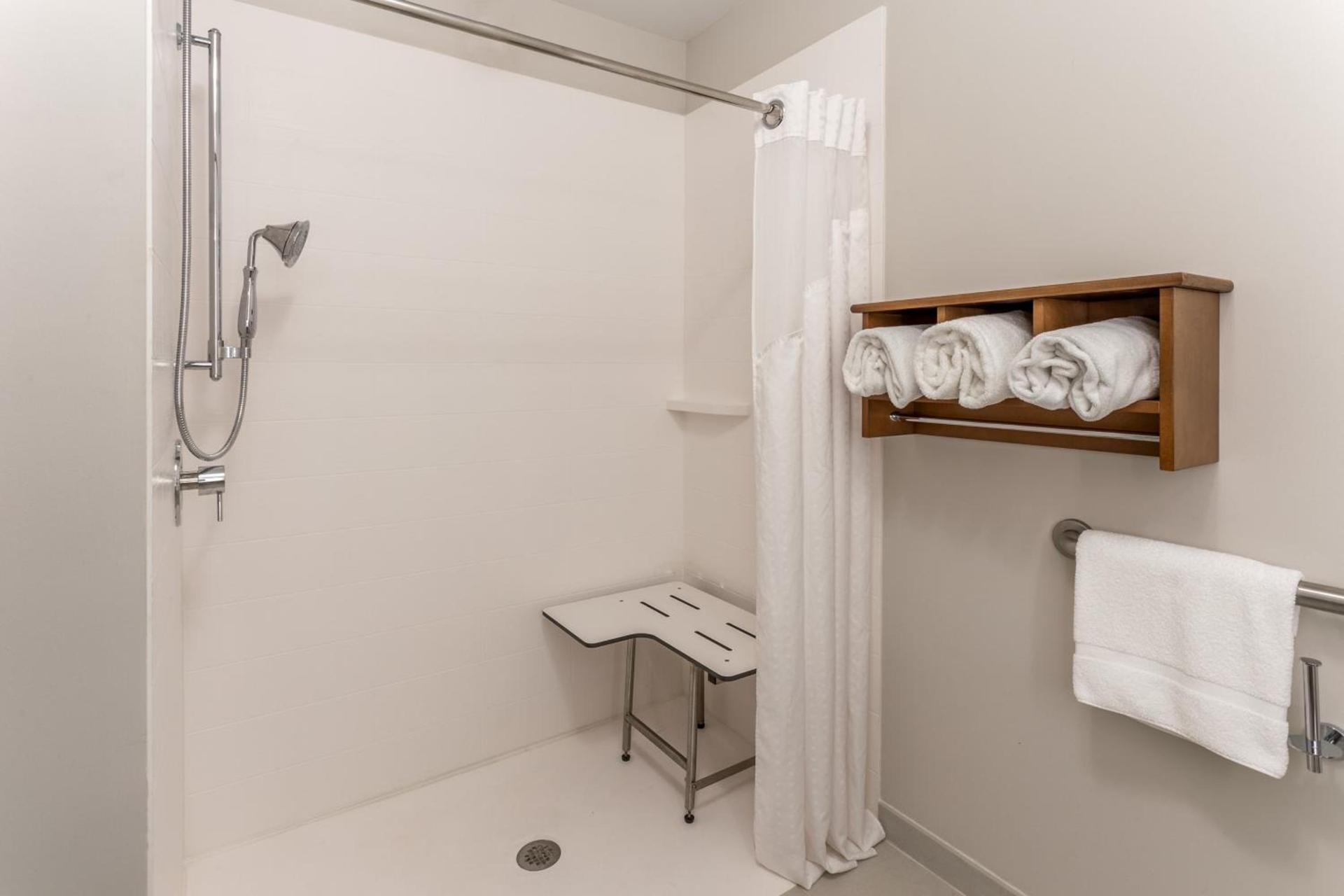 Holiday Inn Express Hotel & Suites Burlington by IHG photo 45