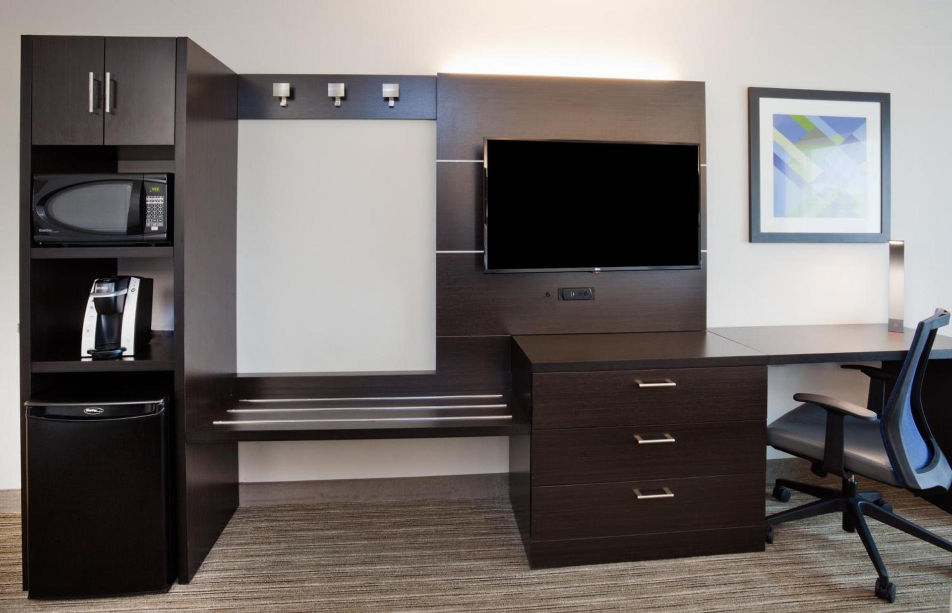 Holiday Inn Express & Suites - Dickinson by IHG photo 72