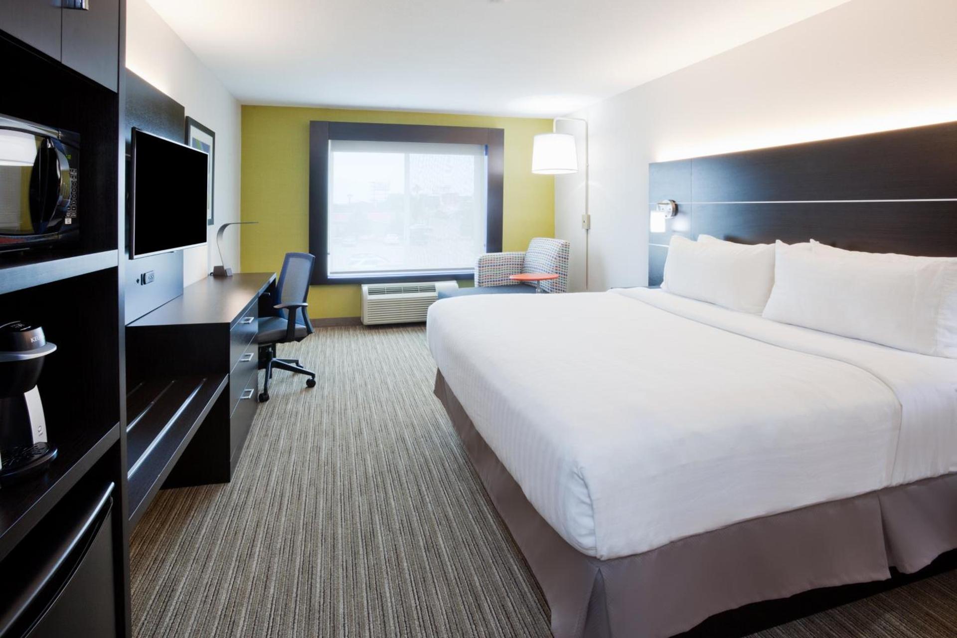 Holiday Inn Express & Suites - Dickinson by IHG photo 70