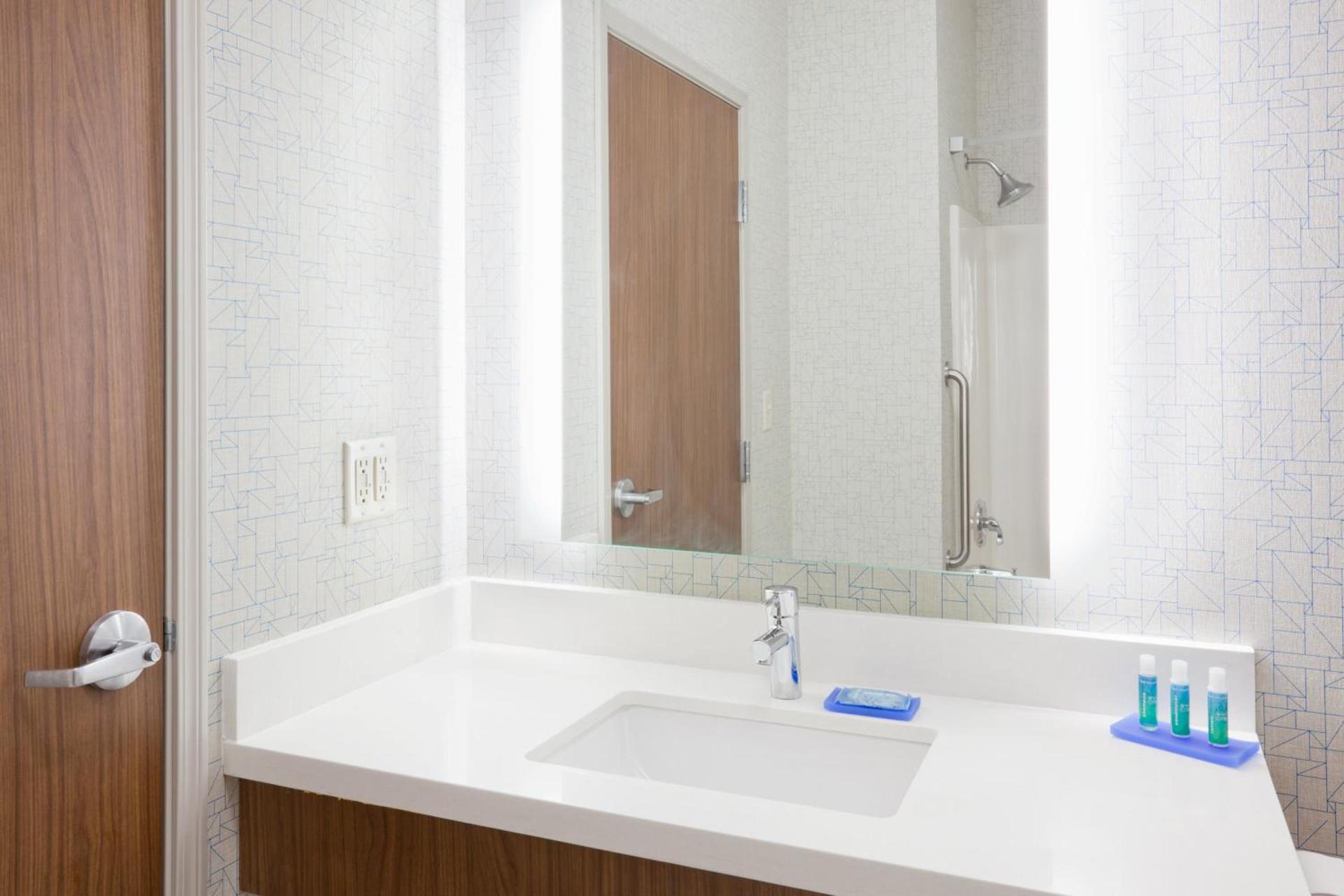 Holiday Inn Express & Suites - Dickinson by IHG photo 79