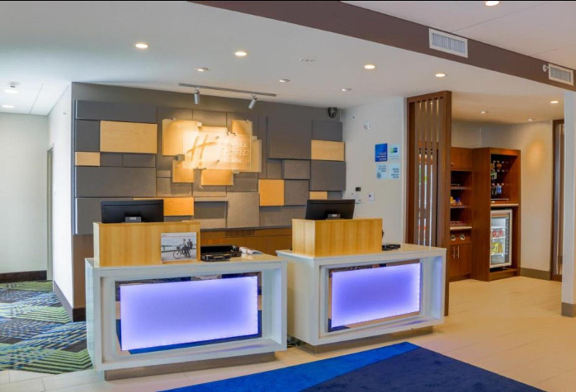 Holiday Inn Express & Suites - Detroit North - Roseville by IHG photo 8