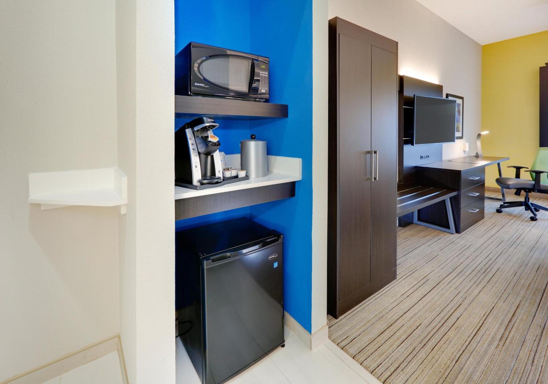 Holiday Inn Express Hotel & Suites Cleburne by IHG photo 42
