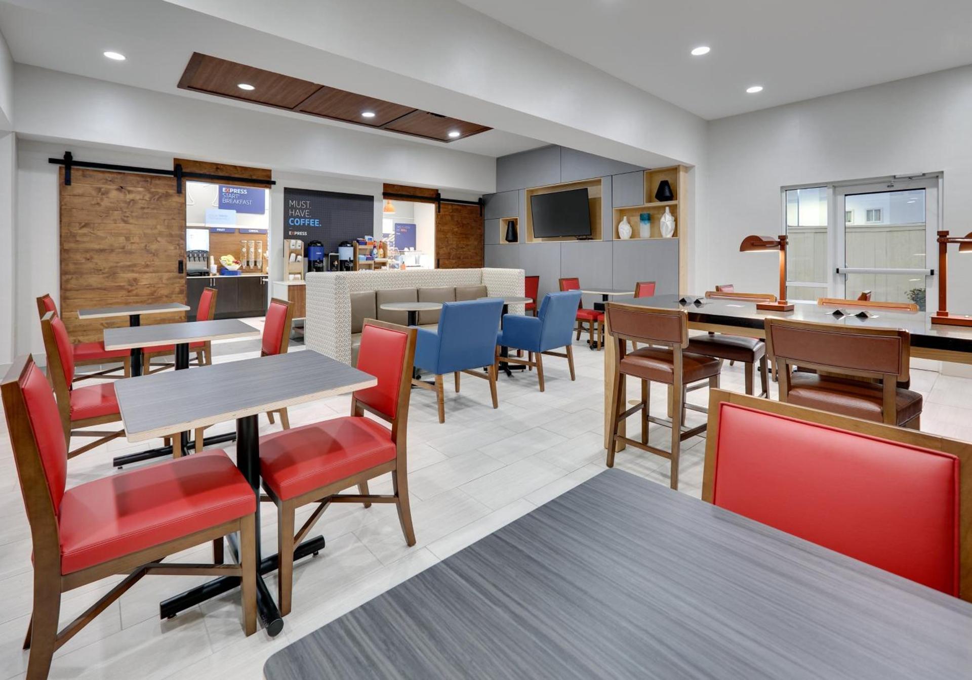 Holiday Inn Express Hotel & Suites Cleburne by IHG photo 30