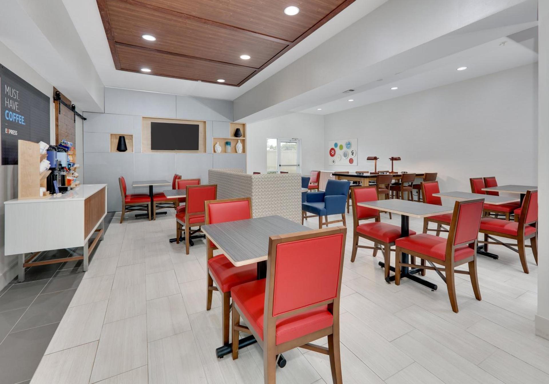 Holiday Inn Express Hotel & Suites Cleburne by IHG photo 28