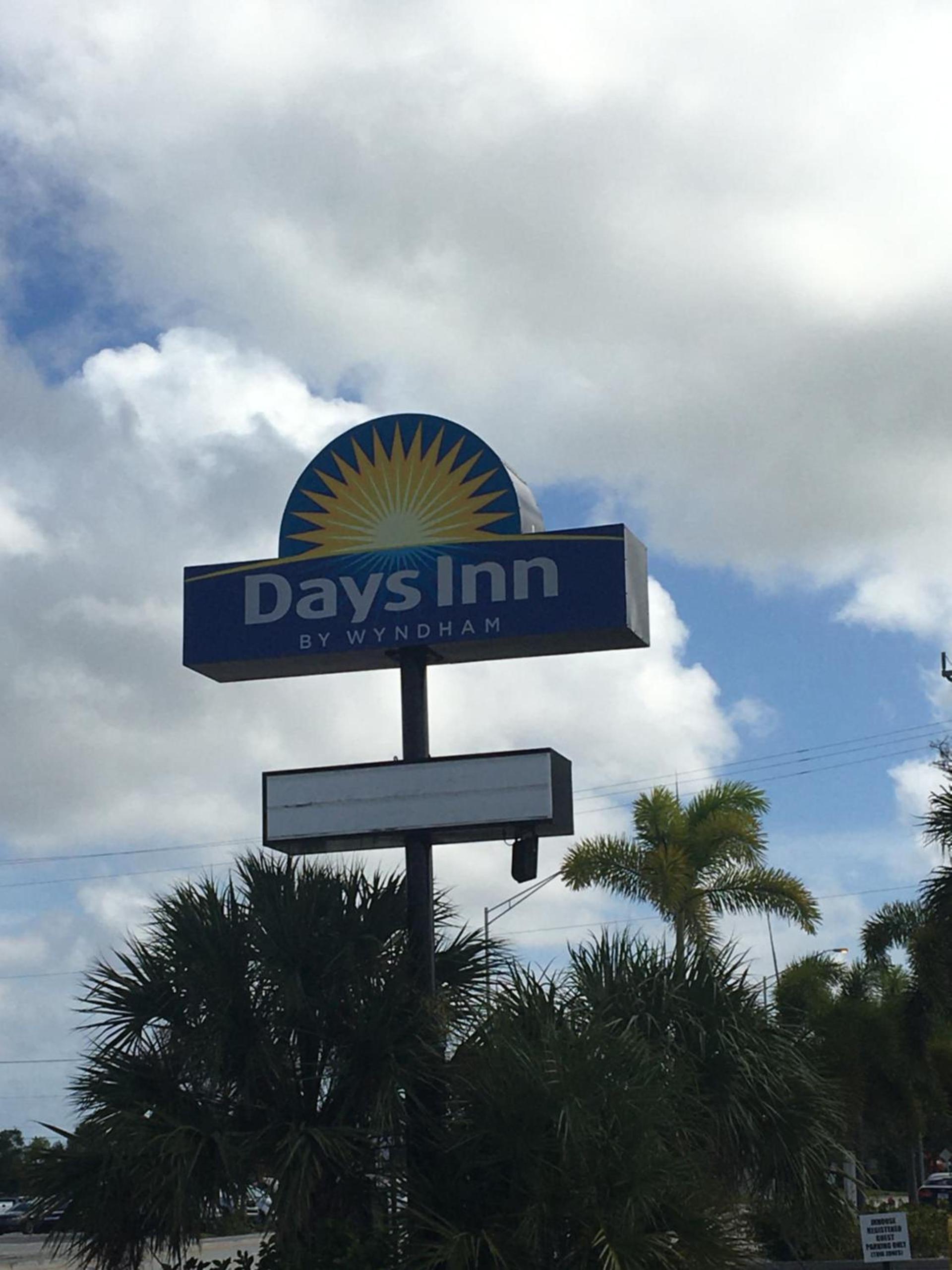 Days Inn by Wyndham Stuart photo 58