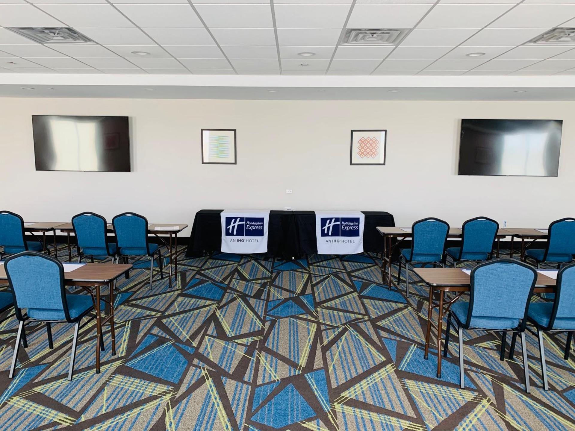 Holiday Inn Express & Suites Chicago - Hoffman Estates by IHG photo 32