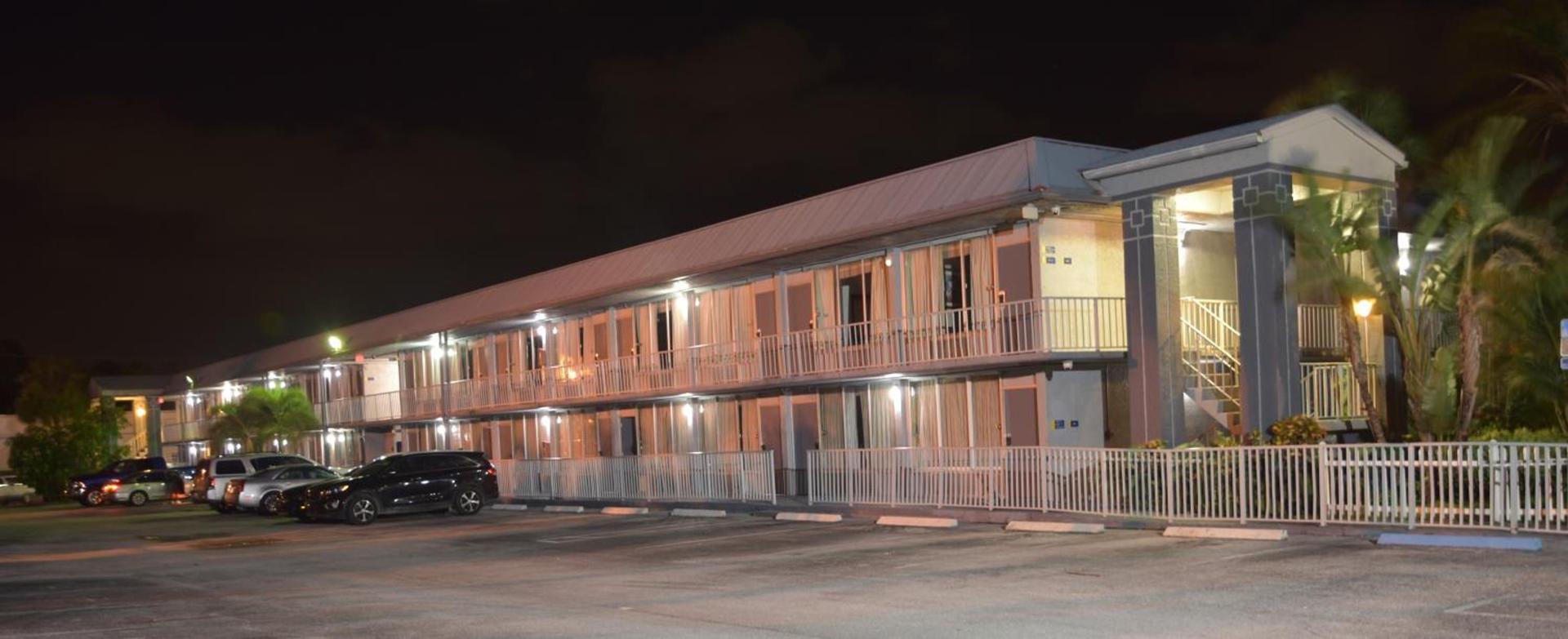 Days Inn by Wyndham Stuart photo 64