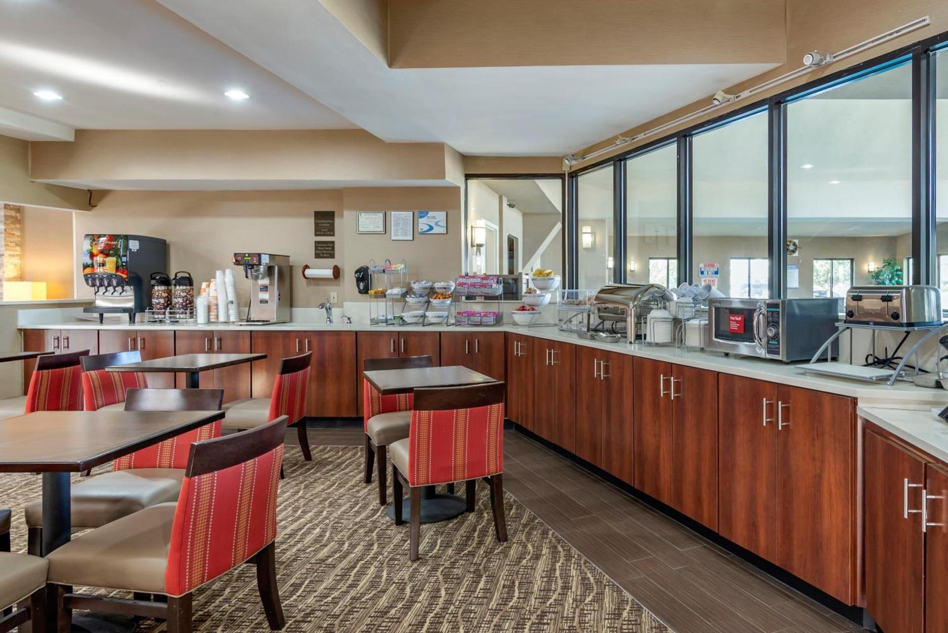 Comfort Suites near Robins Air Force Base photo 53