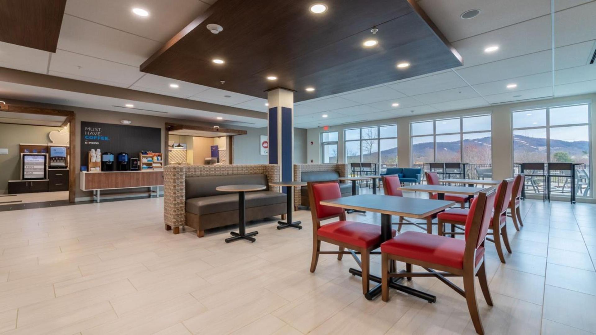 Holiday Inn Express & Suites - Marion by IHG photo 57