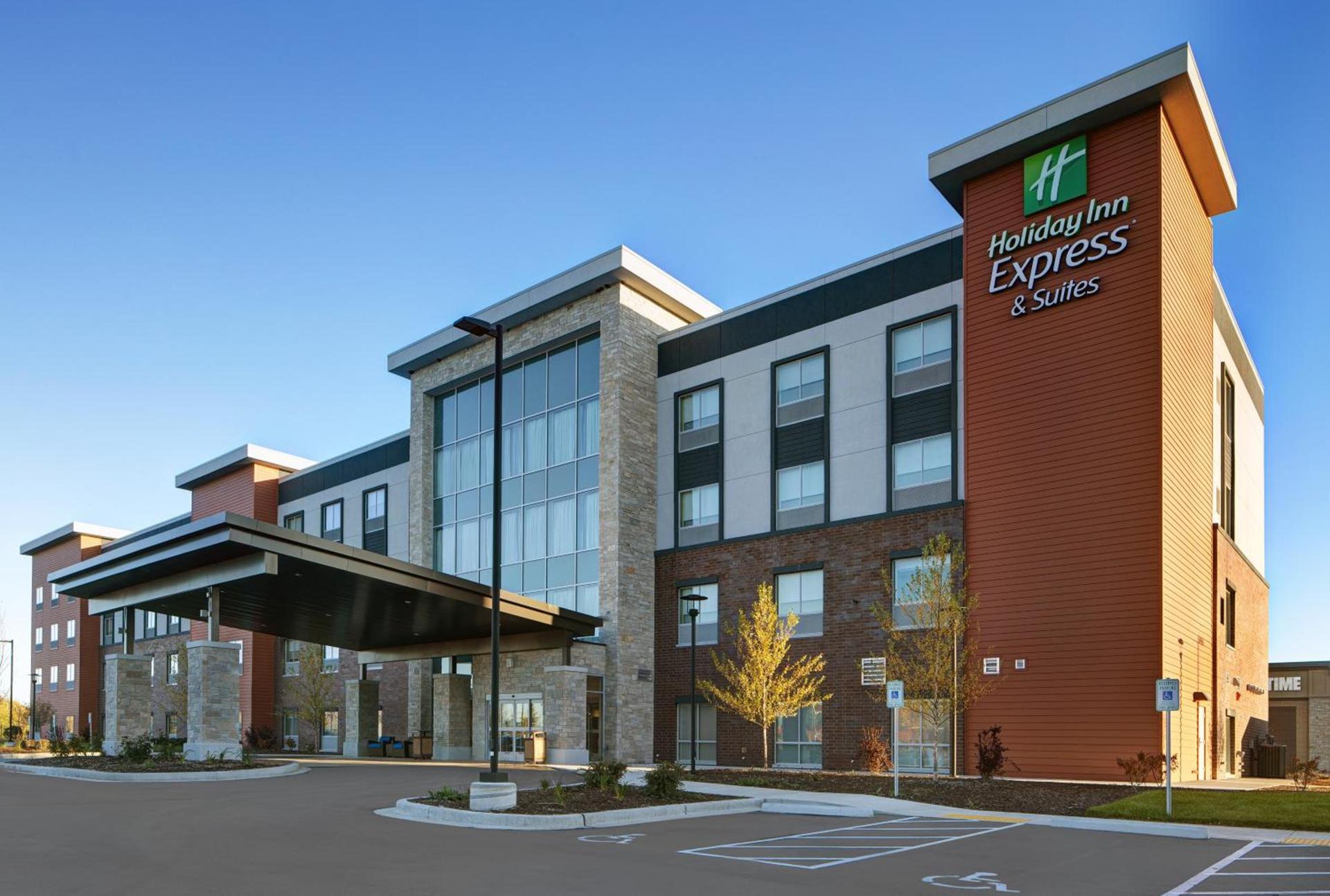 Holiday Inn Express & Suites - Milwaukee - Brookfield by IHG — hotel in Brookfield