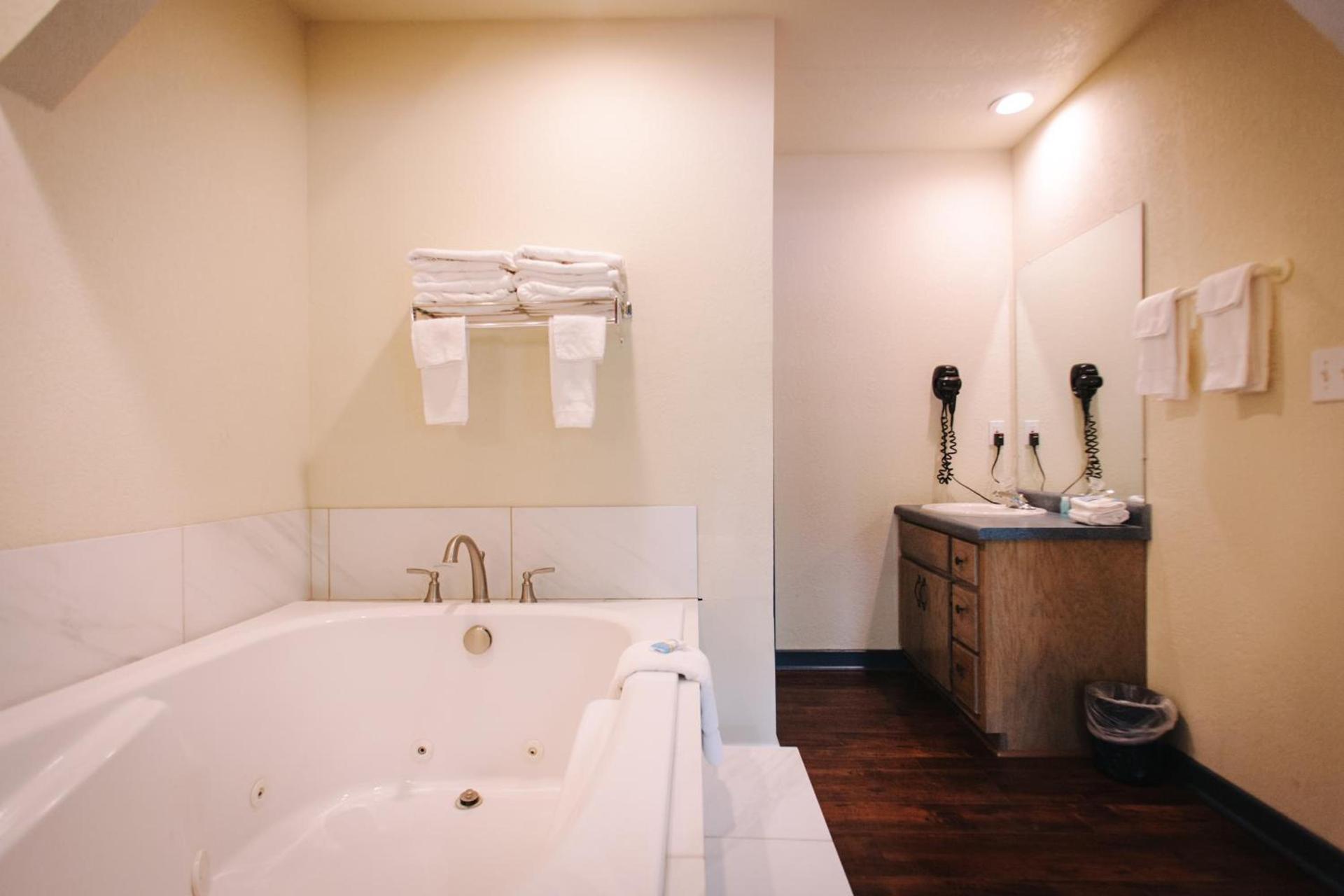 Riverbend Motel & Cabins photo 36