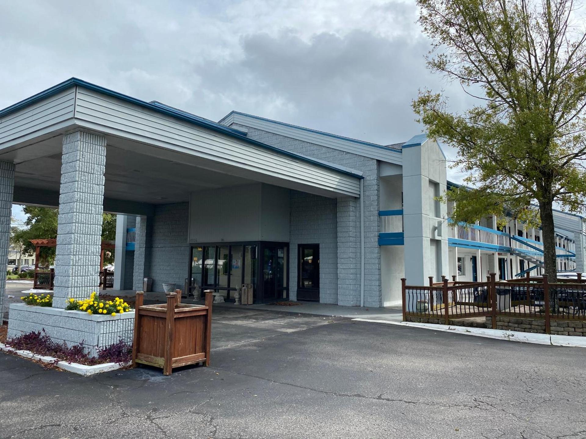 Baymont by Wyndham Wilmington photo 2